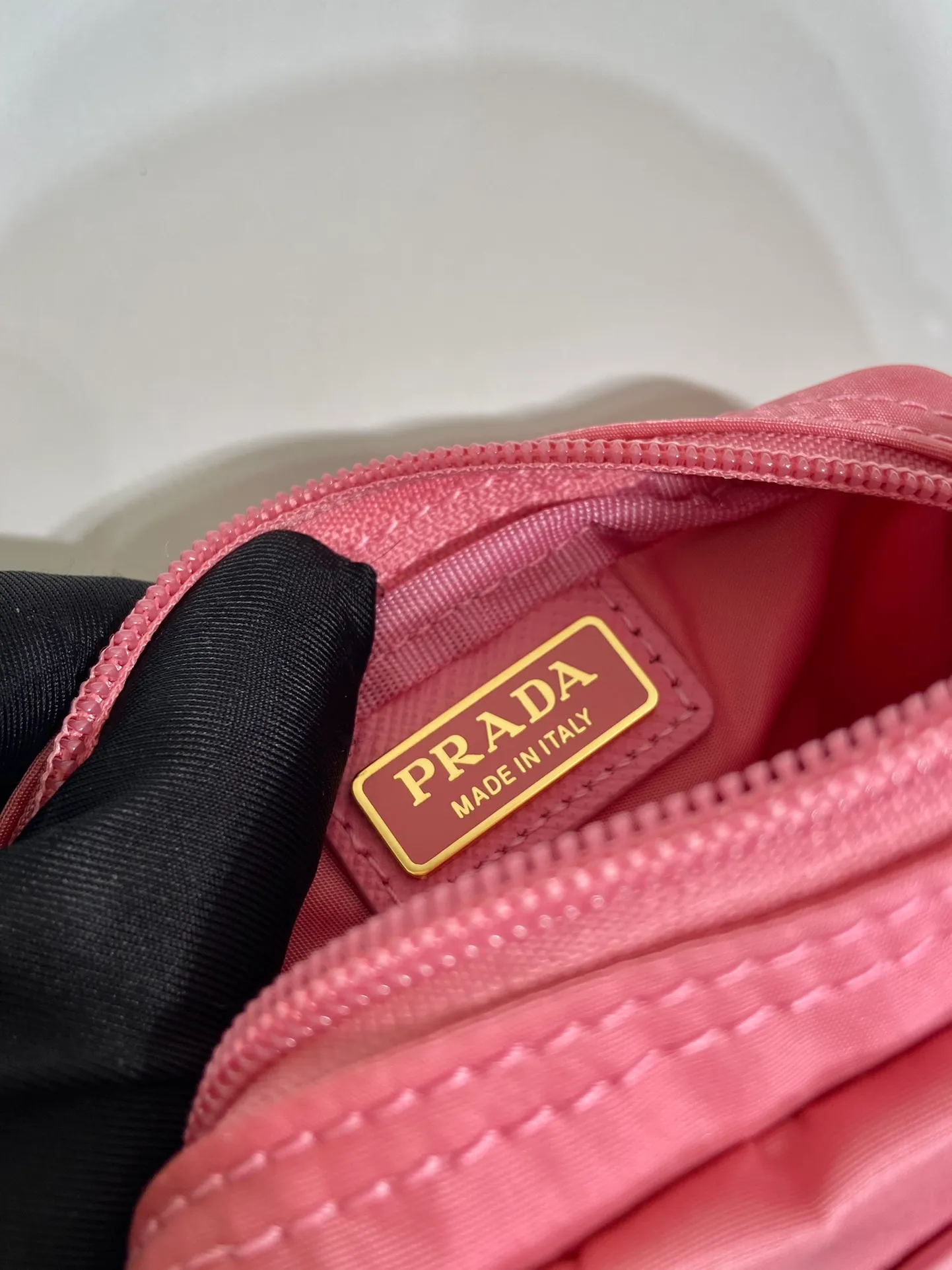 💰280🎉Small clutch🎉1NA339/K gold new product🎉🎉 This clutch is made of innovative Prada Re-Nylon regenerated nylon. The bag has a zipper design, the inner pocket is equipped with a zipper pocket, top-grade hardware, large capacity space, cards/car keys🔑/lipstick💄/all no problem, babies, the little handbag you have been longing for has arrived👏👏 Length 12x Height 8x Bottom 3.5cm🎉🎉🎉👏👏👏