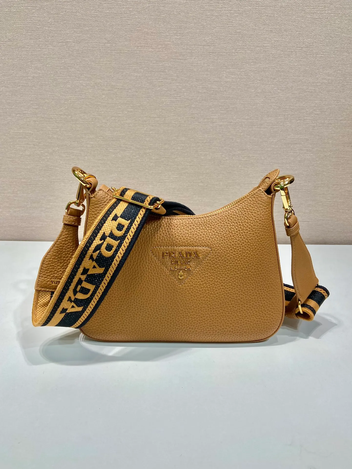 💰1660🎉New model🎉1BH193 small size🎉 This single shoulder strap is made of imported deerskin grain cowhide, with a long fabric shoulder strap and adjustable design. So perfect😘, versatile for mixing and matching for different occasions and different clothes😘, large capacity, super soft feel🎉Hurry up and get it🎉 Length 24x height 18x ​​base 6cm