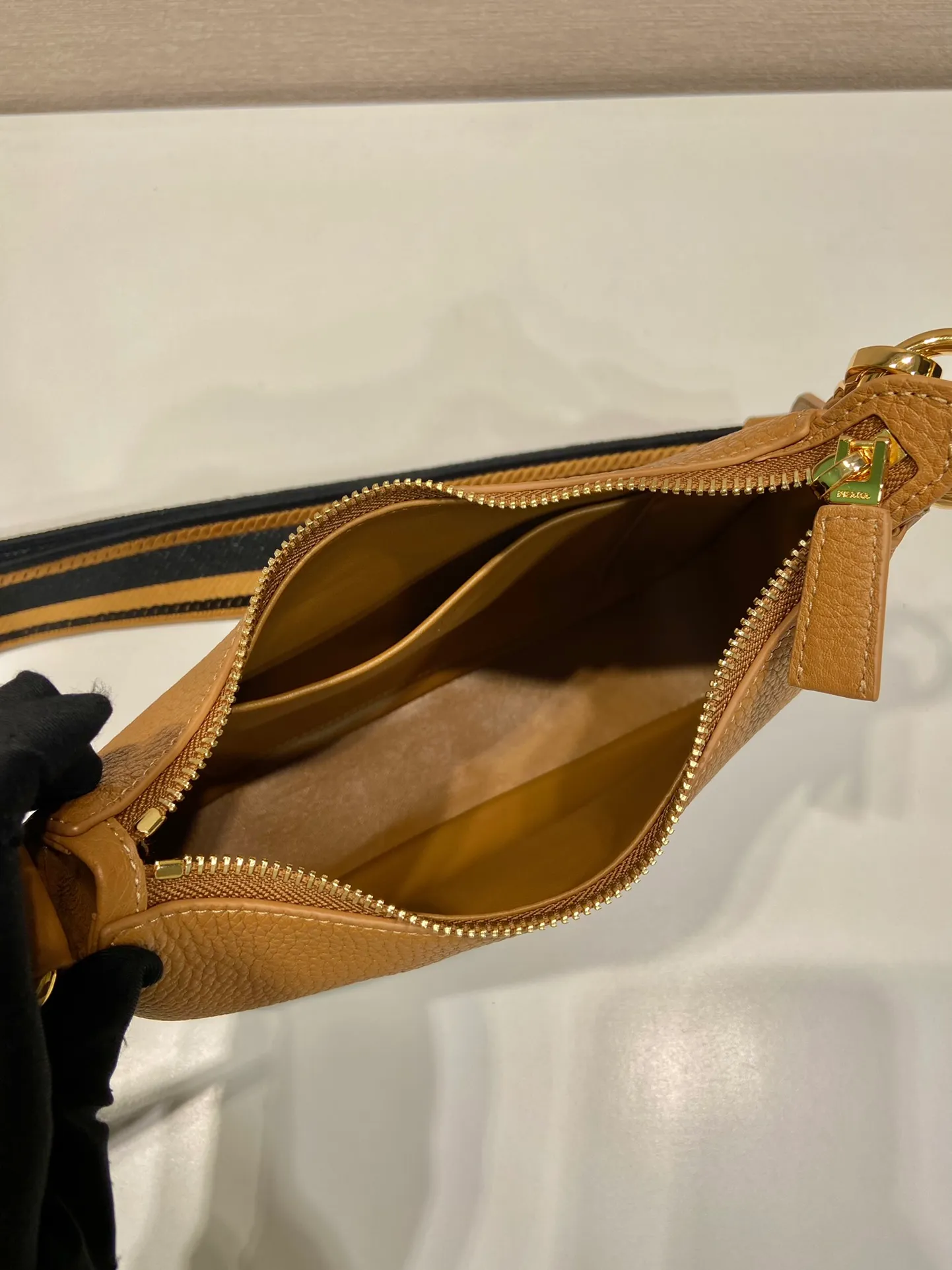 💰1660🎉New model🎉1BH193 small size🎉 This single shoulder strap is made of imported deerskin grain cowhide, with a long fabric shoulder strap and adjustable design. So perfect😘, versatile for mixing and matching for different occasions and different clothes😘, large capacity, super soft feel🎉Hurry up and get it🎉 Length 24x height 18x ​​base 6cm