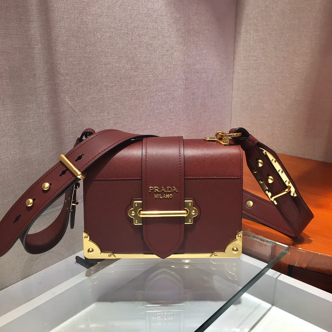 💰1800, P’s latest women’s bag 1BD045, new color has arrived, fully upgraded (shoulder strap lengthened😘Lengthened😘), top-quality goods, synchronized with counters, made of imported calfskin➕cross pattern➕sheepskin inner, top-grade hardware. Lots of compartments, fashionable + casual + lightweight, a favorite among ladies, length 19cm and height 14cmX9cm