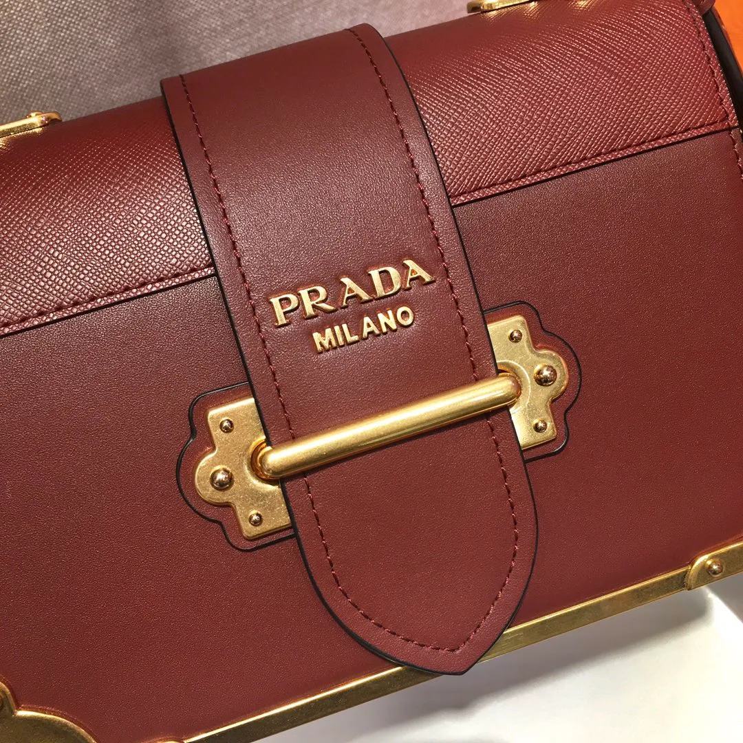 💰1800, P’s latest women’s bag 1BD045, new color has arrived, fully upgraded (shoulder strap lengthened😘Lengthened😘), top-quality goods, synchronized with counters, made of imported calfskin➕cross pattern➕sheepskin inner, top-grade hardware. Lots of compartments, fashionable + casual + lightweight, a favorite among ladies, length 19cm and height 14cmX9cm