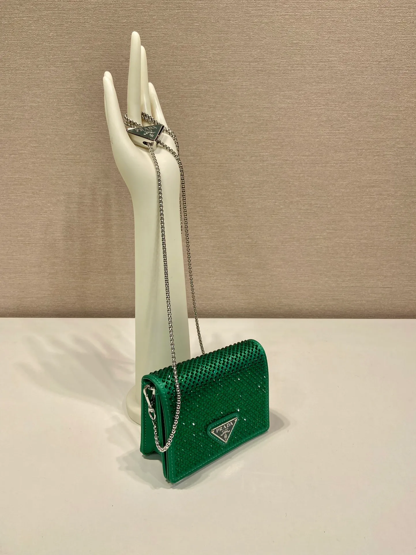 💰760🎉Necklace crystal pouch🎉1MR024 new color🎉🎉 This Duchesse fabric card holder is decorated with imitation crystals throughout, creating a light and shadow style and iridescent colors on the surface, highlighting a gorgeous yet functional design. My favorite is this detachable and adjustable iron shoulder strap, which can be used as a waist bag decoration😍😍 or as a necklace decoration with clothes. The triangle mark in the middle can be adjusted, giving the item a variety of ways to wear it. The space can be used to hold lipstick 💄/earphones/keys🚗....it bling bling under the night light, so beautiful. Worth buying 🎉🎉 Length 11.5x Height 8cm