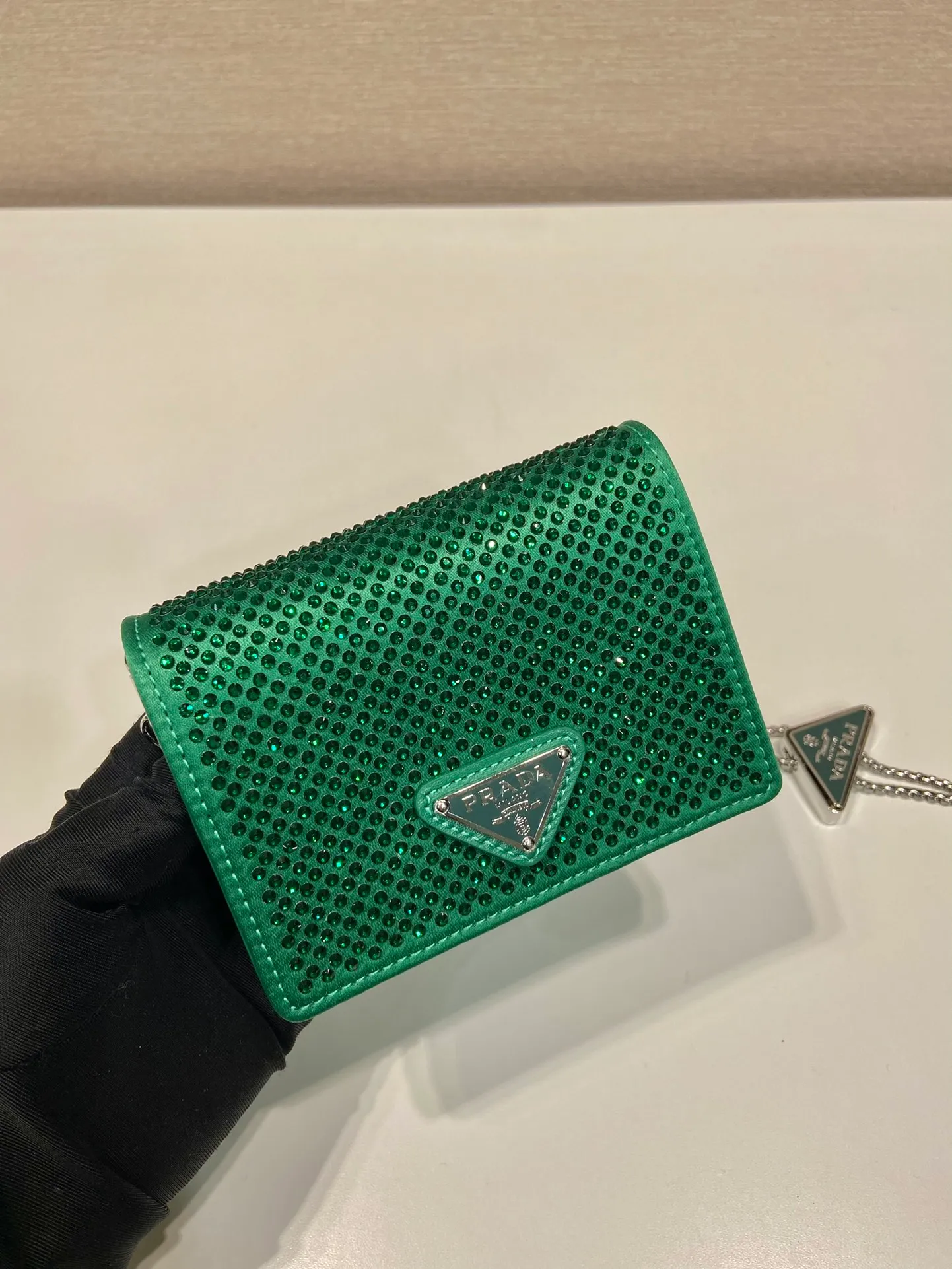 💰760🎉Necklace crystal pouch🎉1MR024 new color🎉🎉 This Duchesse fabric card holder is decorated with imitation crystals throughout, creating a light and shadow style and iridescent colors on the surface, highlighting a gorgeous yet functional design. My favorite is this detachable and adjustable iron shoulder strap, which can be used as a waist bag decoration😍😍 or as a necklace decoration with clothes. The triangle mark in the middle can be adjusted, giving the item a variety of ways to wear it. The space can be used to hold lipstick 💄/earphones/keys🚗....it bling bling under the night light, so beautiful. Worth buying 🎉🎉 Length 11.5x Height 8cm
