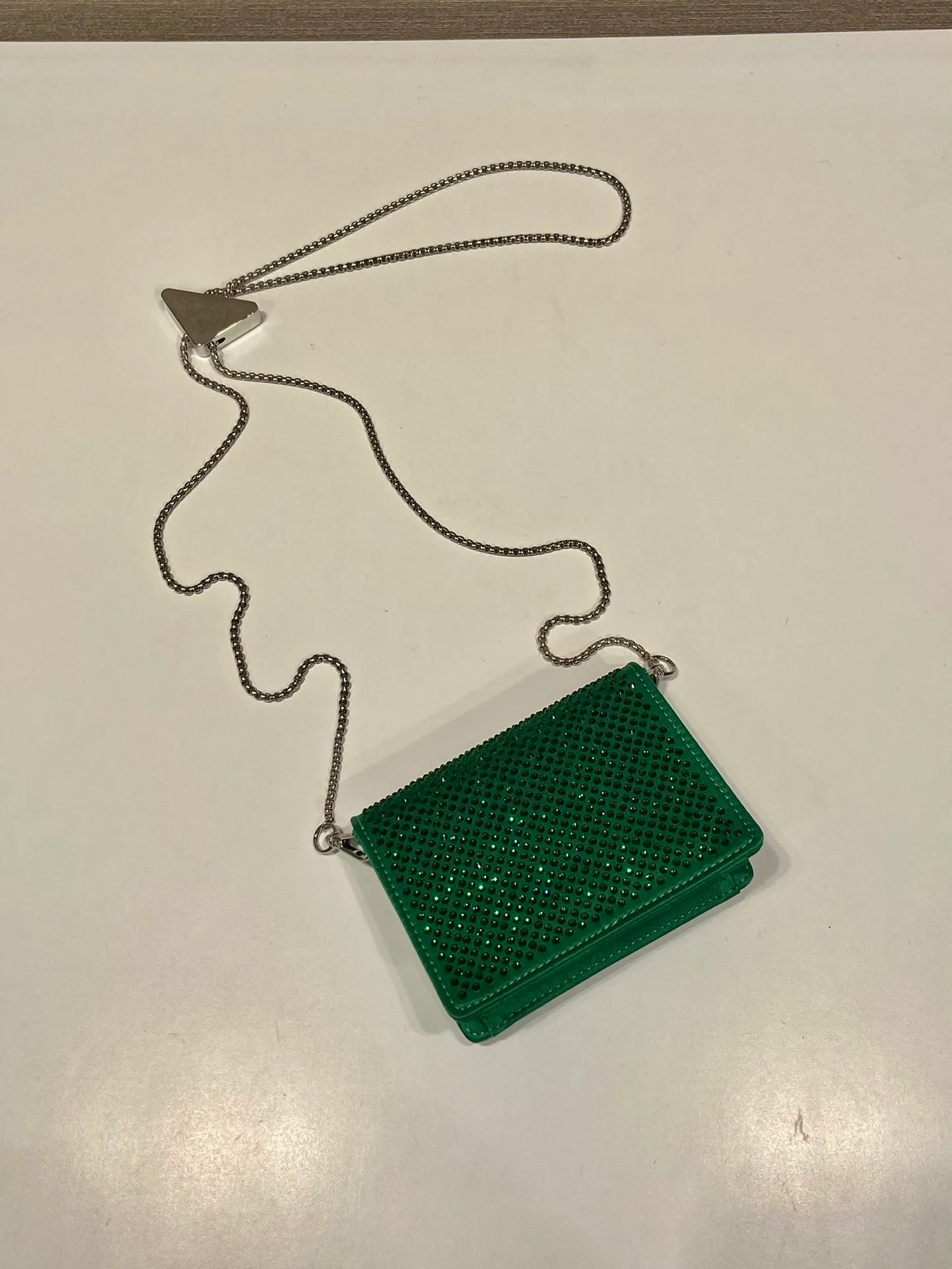 💰760🎉Necklace crystal pouch🎉1MR024 new color🎉🎉 This Duchesse fabric card holder is decorated with imitation crystals throughout, creating a light and shadow style and iridescent colors on the surface, highlighting a gorgeous yet functional design. My favorite is this detachable and adjustable iron shoulder strap, which can be used as a waist bag decoration😍😍 or as a necklace decoration with clothes. The triangle mark in the middle can be adjusted, giving the item a variety of ways to wear it. The space can be used to hold lipstick 💄/earphones/keys🚗....it bling bling under the night light, so beautiful. Worth buying 🎉🎉 Length 11.5x Height 8cm