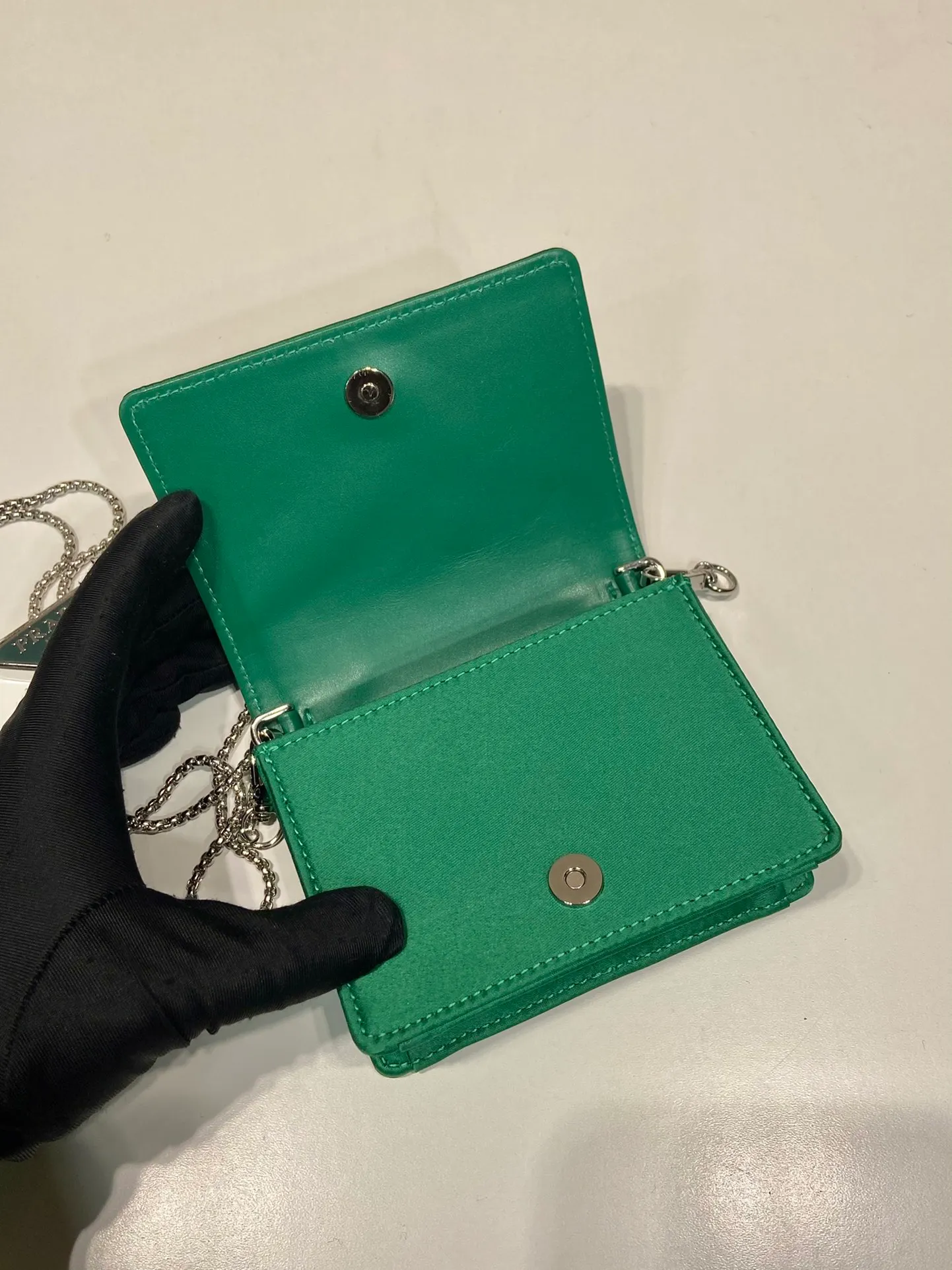 💰760🎉Necklace crystal pouch🎉1MR024 new color🎉🎉 This Duchesse fabric card holder is decorated with imitation crystals throughout, creating a light and shadow style and iridescent colors on the surface, highlighting a gorgeous yet functional design. My favorite is this detachable and adjustable iron shoulder strap, which can be used as a waist bag decoration😍😍 or as a necklace decoration with clothes. The triangle mark in the middle can be adjusted, giving the item a variety of ways to wear it. The space can be used to hold lipstick 💄/earphones/keys🚗....it bling bling under the night light, so beautiful. Worth buying 🎉🎉 Length 11.5x Height 8cm