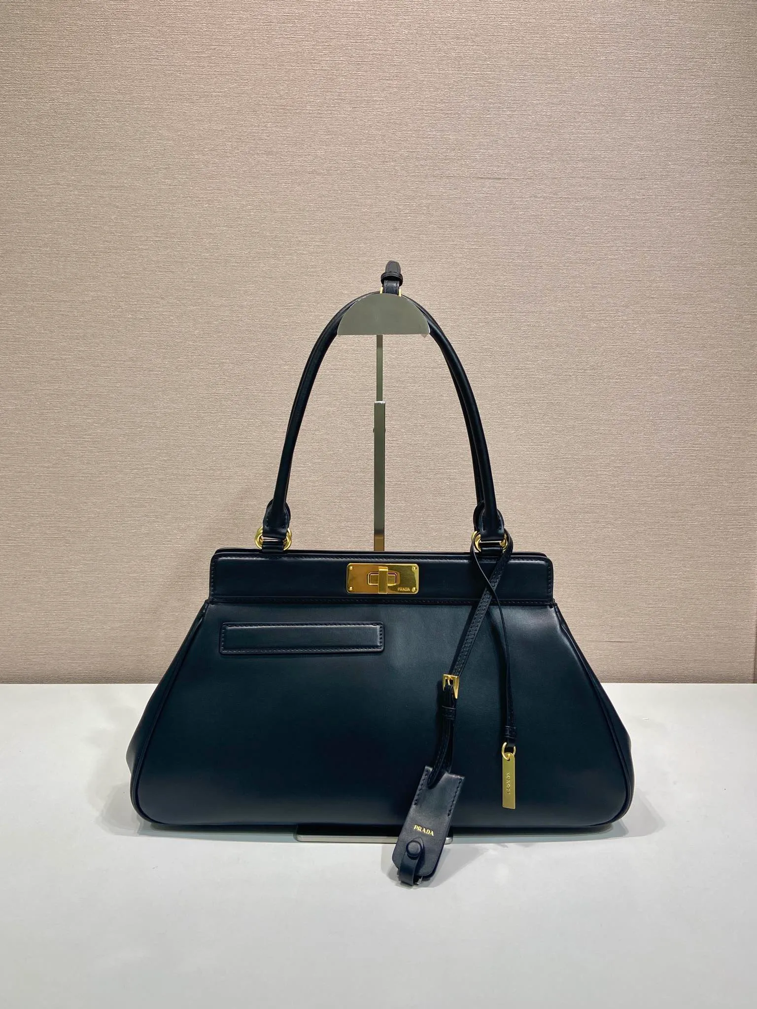 💰1860🎉New product🎉1BG569 calfskin🎉🎉 This handbag debuts with a modern geometric shape, using imported calfskin, and the ingenious Oversize design plays with illusions. There are 2 pockets on the front and back of the bag, cleverly reproduced details, just like the turn-lock buckle in the archive design, showing the brand's exquisite craftsmanship. It has a large capacity and is a hit that will never go out of style. Hurry up and get it🎉🎉 Length 38x Height 21x Bottom 8cm🎉🎉🎉💰💰💰