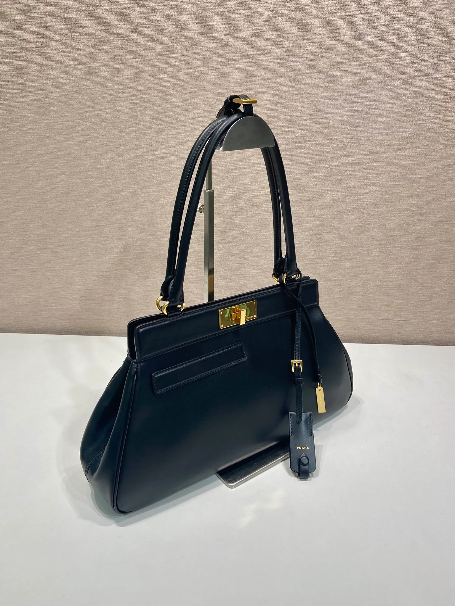 💰1860🎉New product🎉1BG569 calfskin🎉🎉 This handbag debuts with a modern geometric shape, using imported calfskin, and the ingenious Oversize design plays with illusions. There are 2 pockets on the front and back of the bag, cleverly reproduced details, just like the turn-lock buckle in the archive design, showing the brand's exquisite craftsmanship. It has a large capacity and is a hit that will never go out of style. Hurry up and get it🎉🎉 Length 38x Height 21x Bottom 8cm🎉🎉🎉💰💰💰