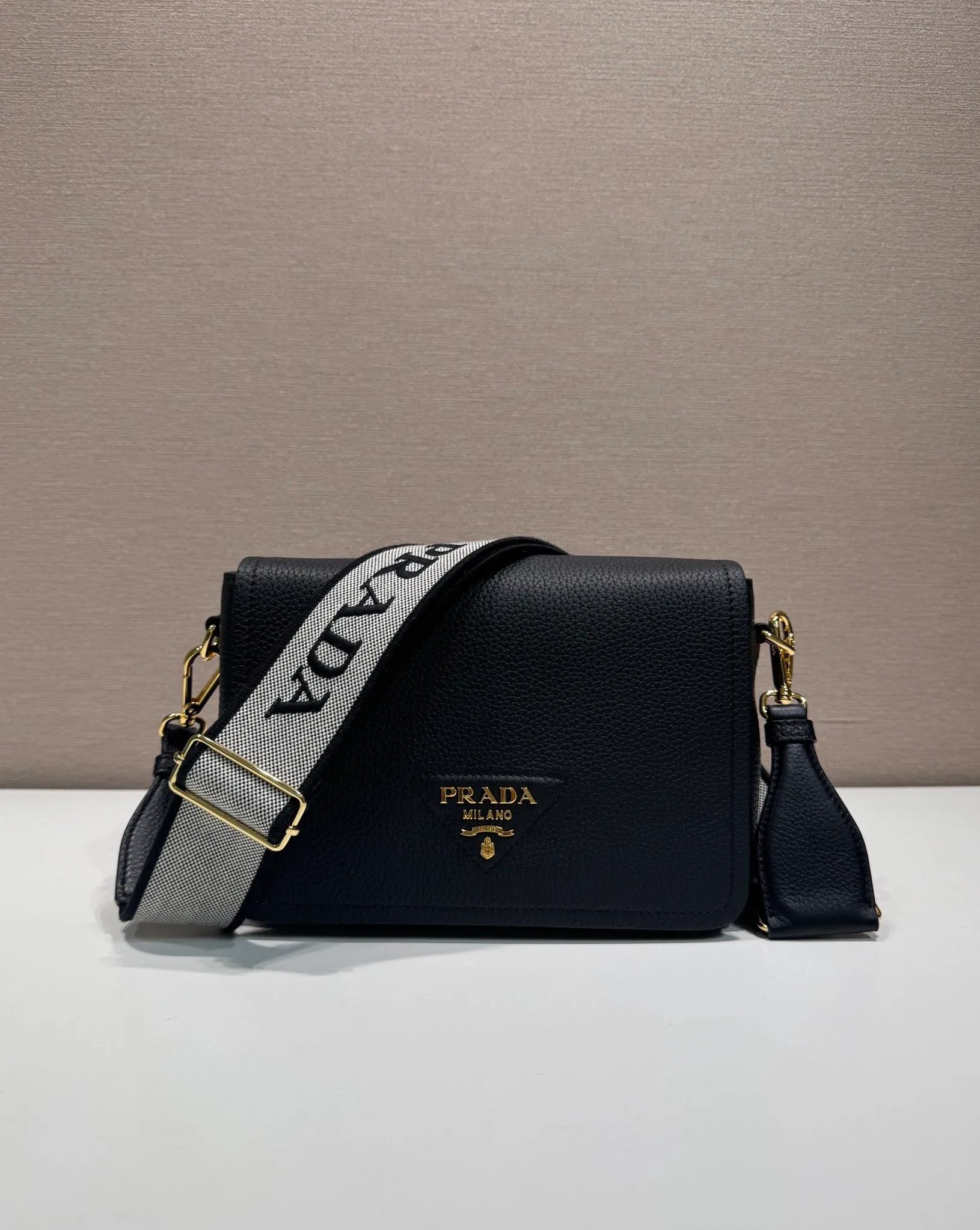 💰1800🎉New double shoulder strap🎉1BD314-1🎉 This double shoulder strap is made of imported deerskin grain cowhide and equipped with two interchangeable and adjustable long shoulder straps. Flip closure, fabric webbing and cowhide combination, so perfect😘, all-round mix and match for different occasions and different clothes😘, large capacity, super soft feel🎉Hurry up and get it🎉 Length 23x Height 18x ​​Bottom 9cm🎉🎉🎉👏👏👏