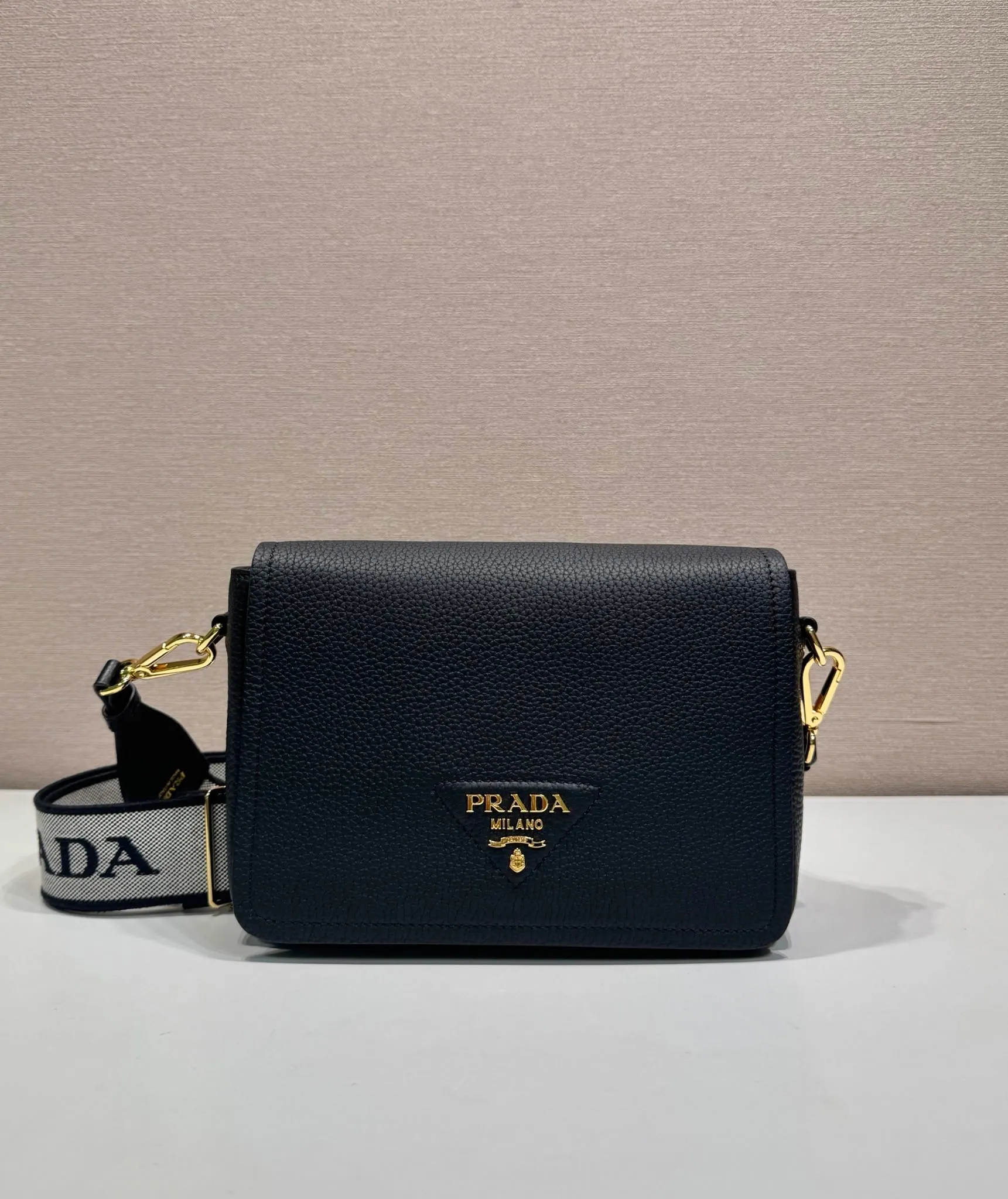 💰1800🎉New double shoulder strap🎉1BD314-1🎉 This double shoulder strap is made of imported deerskin grain cowhide and equipped with two interchangeable and adjustable long shoulder straps. Flip closure, fabric webbing and cowhide combination, so perfect😘, all-round mix and match for different occasions and different clothes😘, large capacity, super soft feel🎉Hurry up and get it🎉 Length 23x Height 18x ​​Bottom 9cm🎉🎉🎉👏👏👏