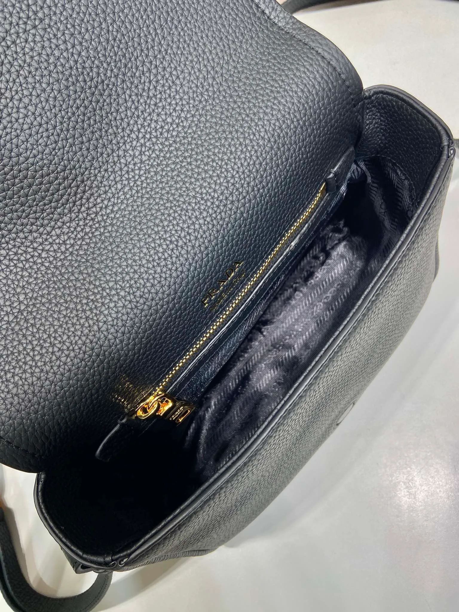 💰1800🎉New double shoulder strap🎉1BD314-1🎉 This double shoulder strap is made of imported deerskin grain cowhide and equipped with two interchangeable and adjustable long shoulder straps. Flip closure, fabric webbing and cowhide combination, so perfect😘, all-round mix and match for different occasions and different clothes😘, large capacity, super soft feel🎉Hurry up and get it🎉 Length 23x Height 18x ​​Bottom 9cm🎉🎉🎉👏👏👏