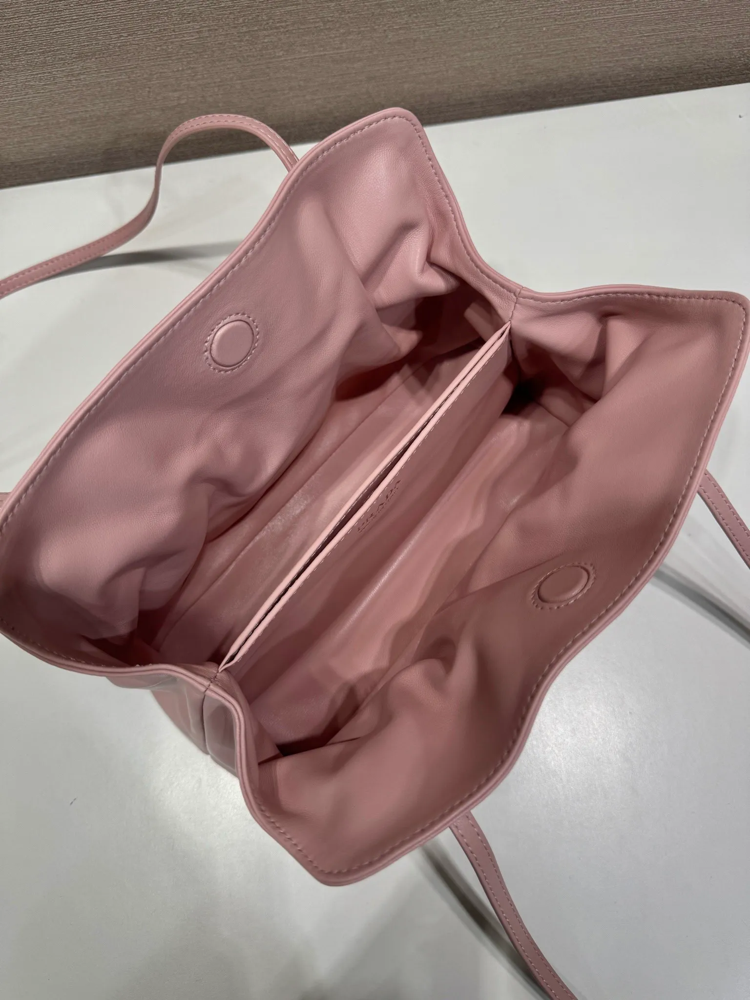 💰1500🎉New arrival cloud bag🎉1BG586🎉🎉 This one-shoulder cloud bag is made of imported sheepskin, and the interior is made of imported sheepskin. It feels very soft and comfortable👍👍The middle compartment pocket is designed with a suction buckle, top-grade hardware, and the upper body effect is very nice and fashionable😘😘. It has large capacity and is a timeless hot item🎉worth owning🎉🎉 Length 25x Height 17.5x Bottom 11.5cm🎉🎉🎉💰💰💰