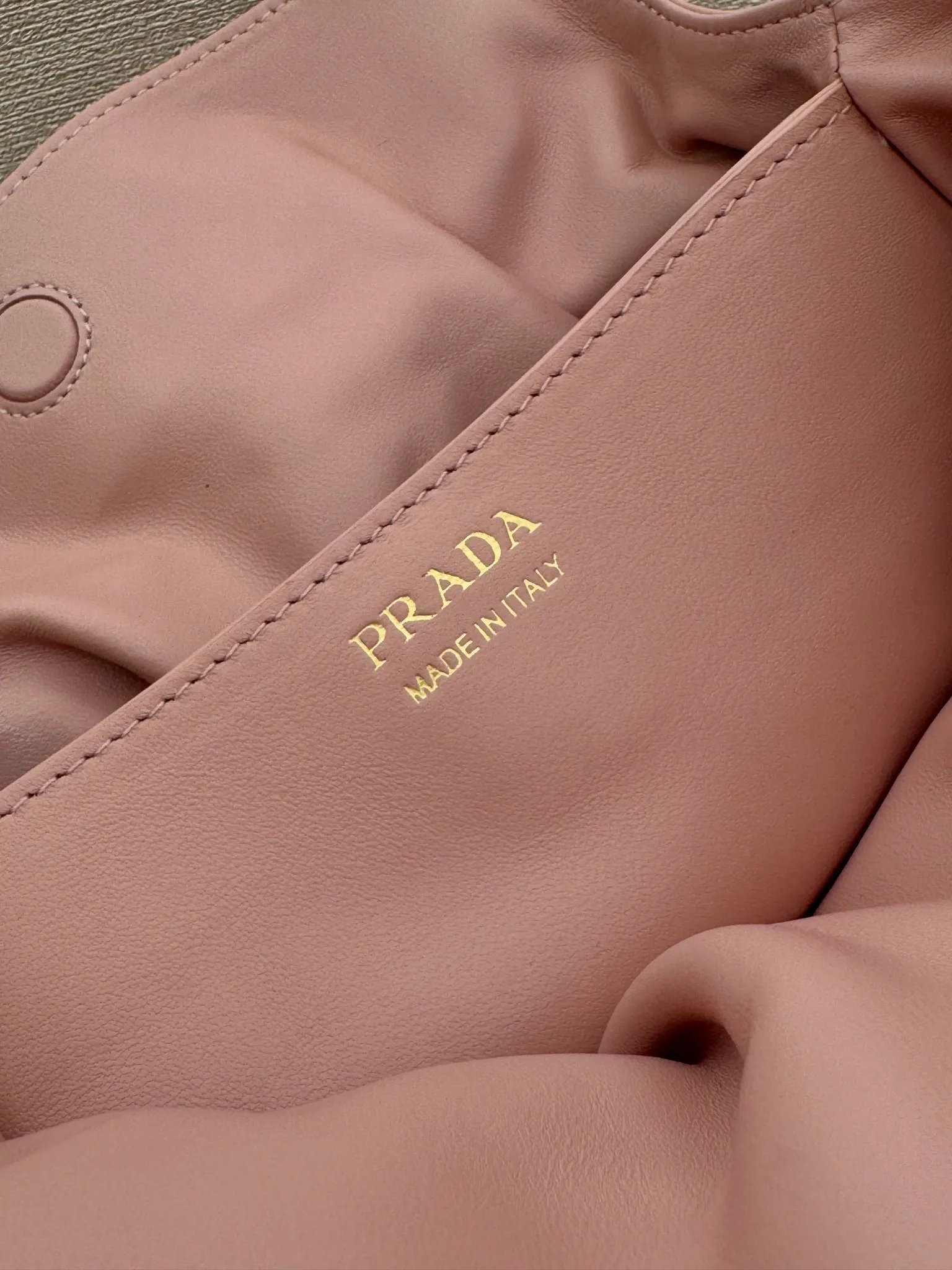 💰1500🎉New arrival cloud bag🎉1BG586🎉🎉 This one-shoulder cloud bag is made of imported sheepskin, and the interior is made of imported sheepskin. It feels very soft and comfortable👍👍The middle compartment pocket is designed with a suction buckle, top-grade hardware, and the upper body effect is very nice and fashionable😘😘. It has large capacity and is a timeless hot item🎉worth owning🎉🎉 Length 25x Height 17.5x Bottom 11.5cm🎉🎉🎉💰💰💰