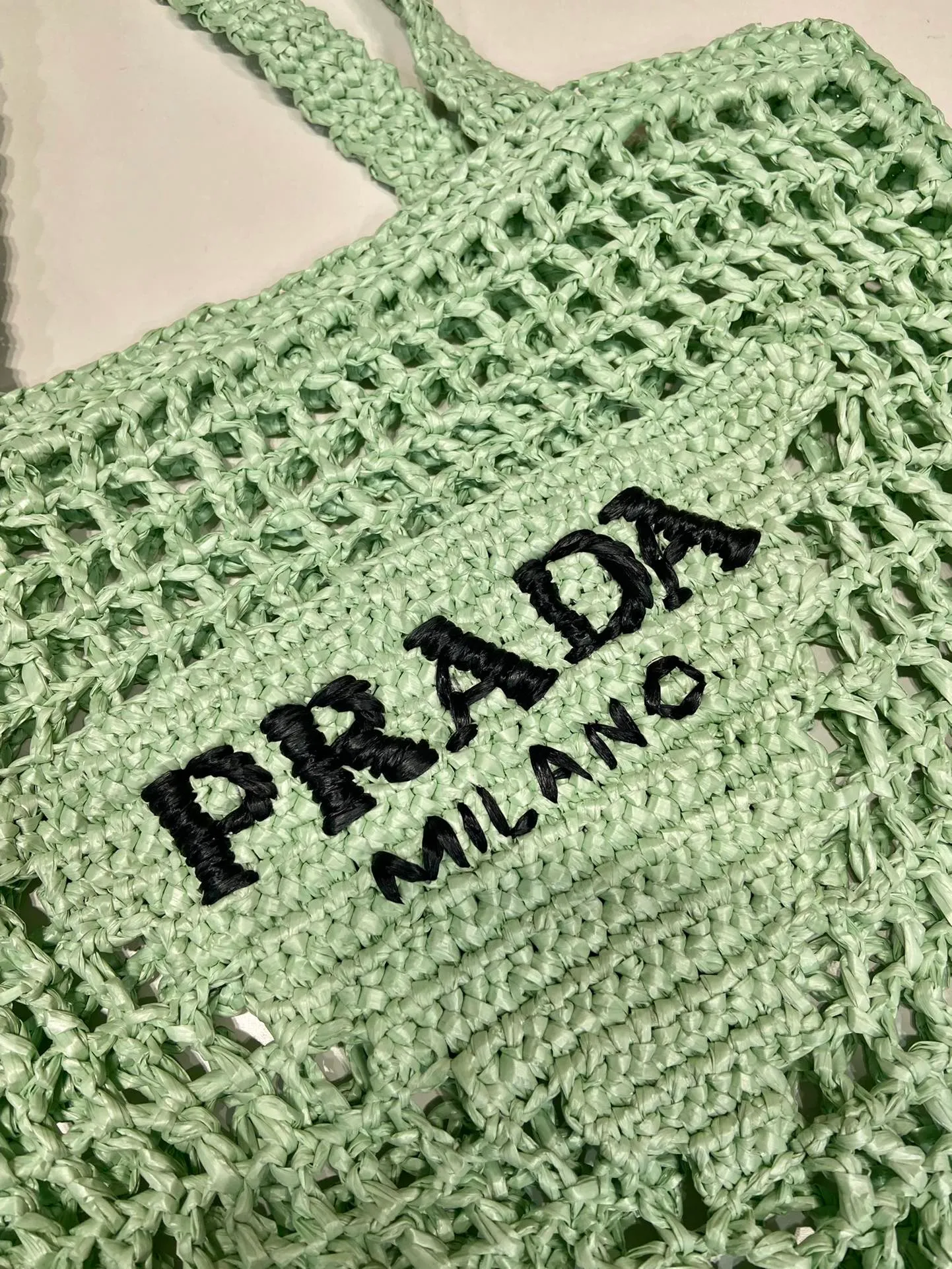 💰1160🎉Raffia Tote Bag🎉1BG393 New Color🎉🎉 This soft deconstructed tote bag is made of raffia fiber material. The light and natural material expresses the summer mood. The iconic house triangle logo is reinterpreted and decorates the front of the bag, with an embroidered lettering logo in the center to evoke the brand's style. So beautiful🎉A must-have for summer, hurry up and get it🎉🎉 Length 36x Height 38x Bottom 3cm👏👏👏🎉🎉🎉