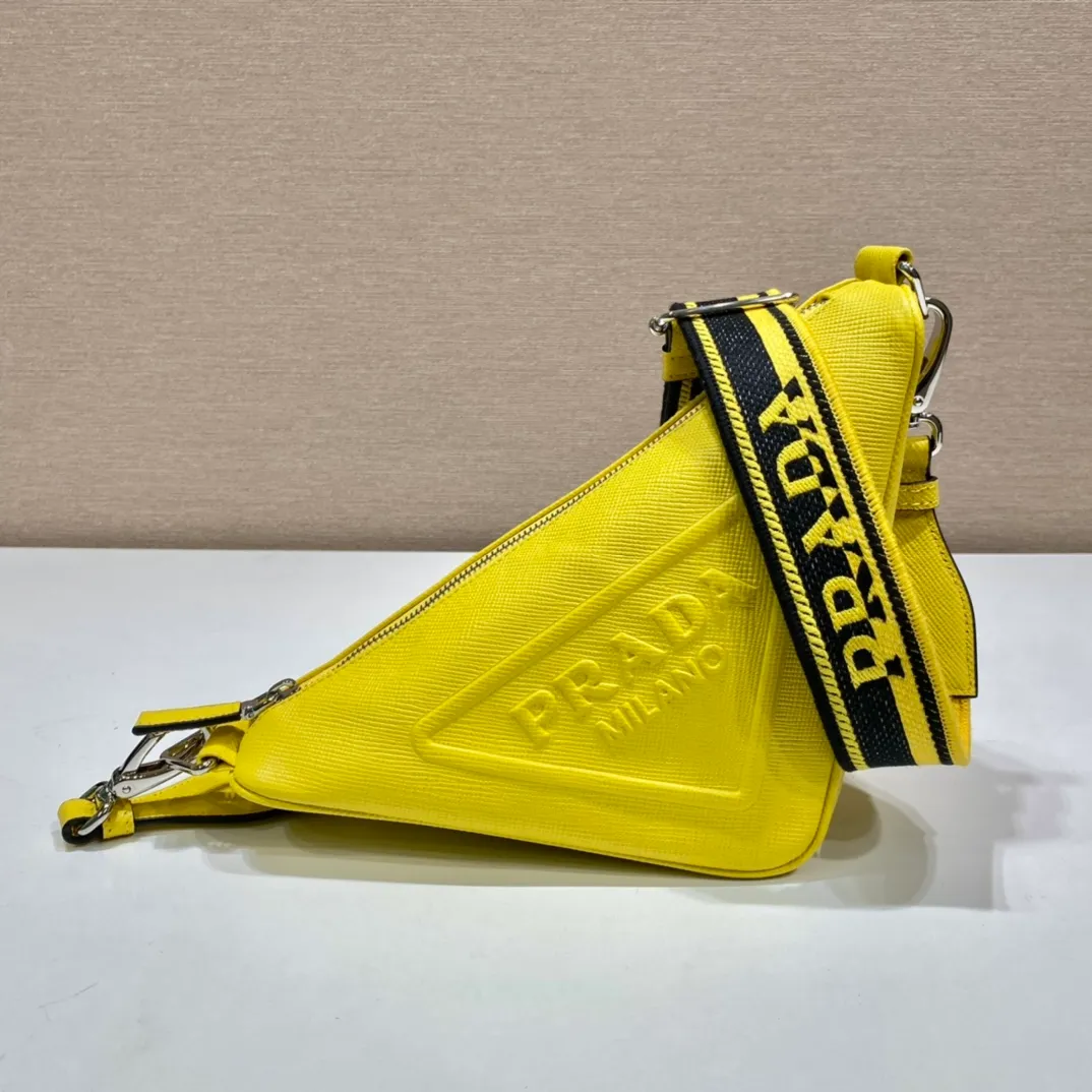 💰1520🎉Embroidered webbing triangle bag🎉2VH155🎉🎉 This triangle bag captures the symbolic geometric shape of the P family. It is made of the brand's iconic Saffiano leather, showing unique cross-parallel features and a large embossed triangle logo. My favorite is this webbing embroidered shoulder strap😘It can be detached to match other bags. The capacity is very large and the feel must be soft👏👏Universal model for men and women🎉🎉, perfect, hurry up and get it🎉🎉 Length 28x Height 18x ​​Bottom 11cm🎉🎉🎉👏👏👏