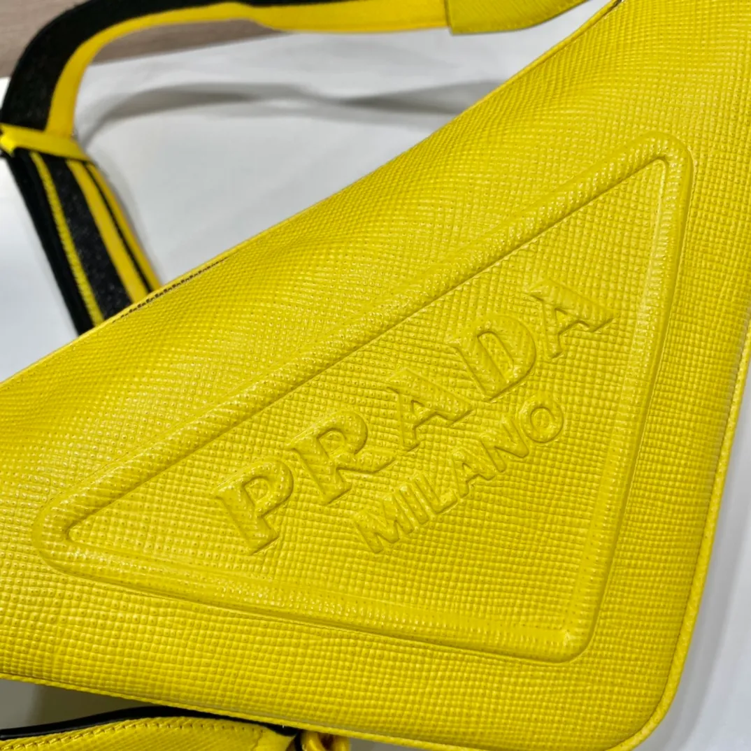 💰1520🎉Embroidered webbing triangle bag🎉2VH155🎉🎉 This triangle bag captures the symbolic geometric shape of the P family. It is made of the brand's iconic Saffiano leather, showing unique cross-parallel features and a large embossed triangle logo. My favorite is this webbing embroidered shoulder strap😘It can be detached to match other bags. The capacity is very large and the feel must be soft👏👏Universal model for men and women🎉🎉, perfect, hurry up and get it🎉🎉 Length 28x Height 18x ​​Bottom 11cm🎉🎉🎉👏👏👏