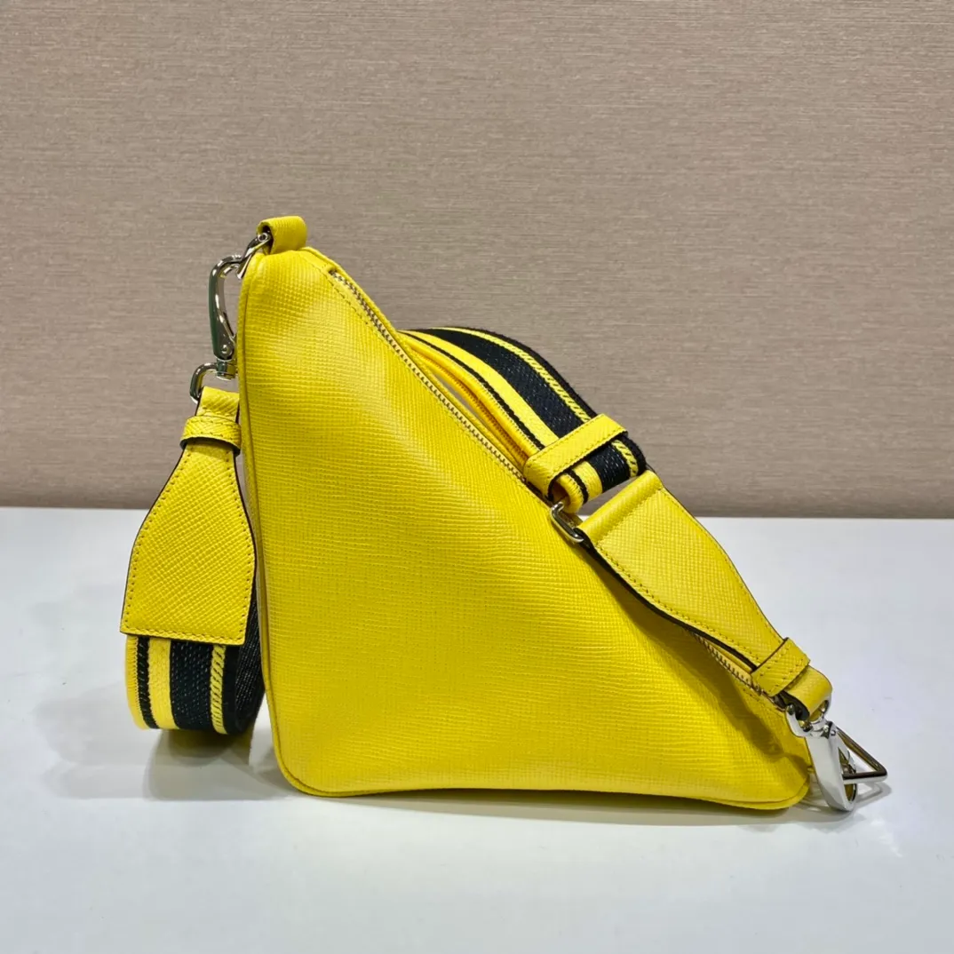 💰1520🎉Embroidered webbing triangle bag🎉2VH155🎉🎉 This triangle bag captures the symbolic geometric shape of the P family. It is made of the brand's iconic Saffiano leather, showing unique cross-parallel features and a large embossed triangle logo. My favorite is this webbing embroidered shoulder strap😘It can be detached to match other bags. The capacity is very large and the feel must be soft👏👏Universal model for men and women🎉🎉, perfect, hurry up and get it🎉🎉 Length 28x Height 18x ​​Bottom 11cm🎉🎉🎉👏👏👏