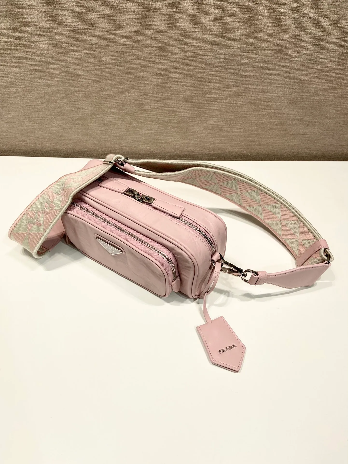 💰1640🎉New Boston🎉1BH198 catwalk style🎉🎉 This casual and classic handbag is made of soft sheepskin inside and out. The hand-made pleat effect is particularly fashionable. It is equipped with a detachable printed embroidered webbing. The body is equipped with a front pocket design and large capacity. It was also unveiled in the 2023 spring and summer series fashion show. The upper body effect must be eye-catching. Babies, hurry up and get it🎉🎉 Length 22x Height 10.5x Bottom 7cm🎉