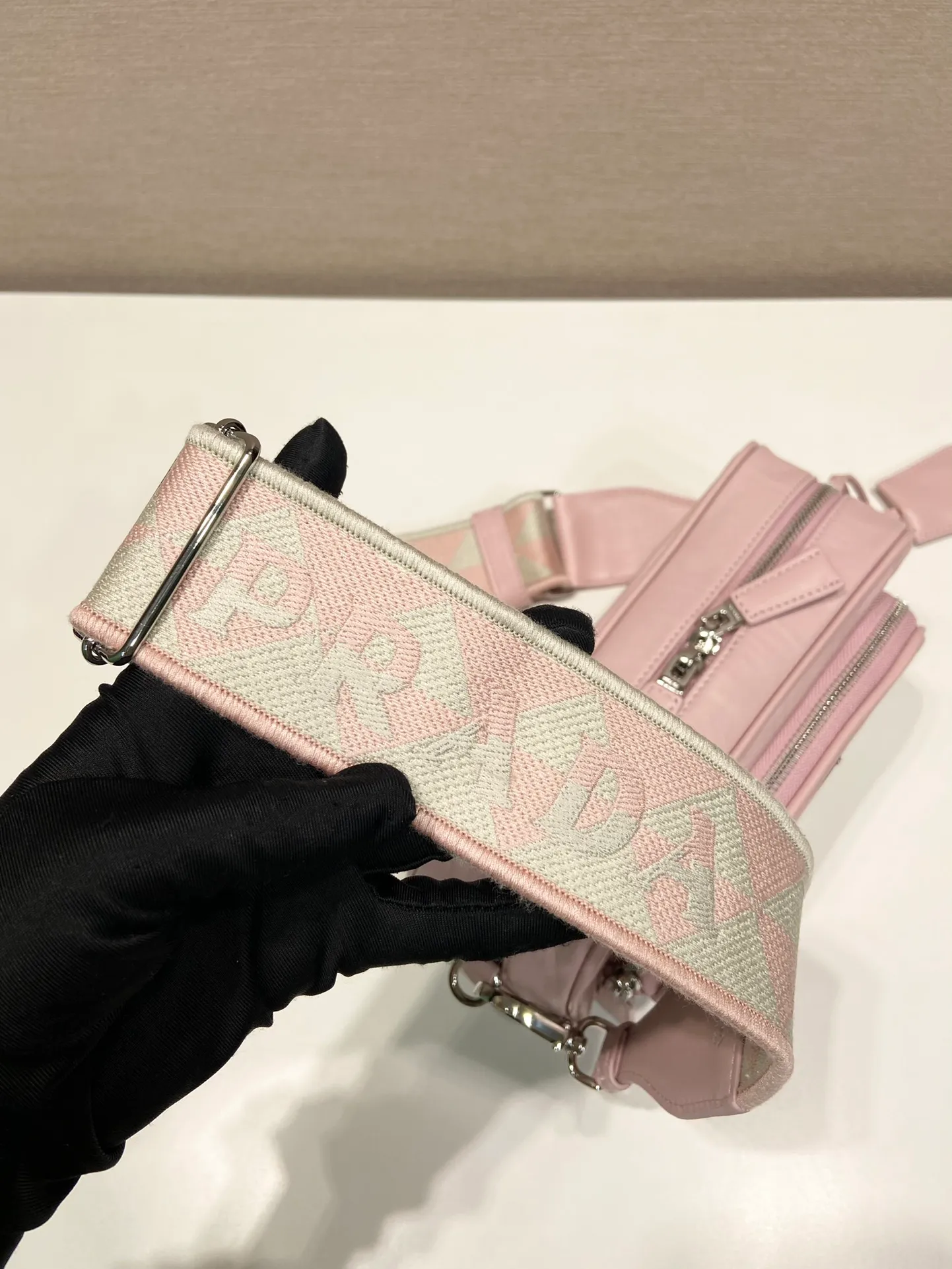💰1640🎉New Boston🎉1BH198 catwalk style🎉🎉 This casual and classic handbag is made of soft sheepskin inside and out. The hand-made pleat effect is particularly fashionable. It is equipped with a detachable printed embroidered webbing. The body is equipped with a front pocket design and large capacity. It was also unveiled in the 2023 spring and summer series fashion show. The upper body effect must be eye-catching. Babies, hurry up and get it🎉🎉 Length 22x Height 10.5x Bottom 7cm🎉