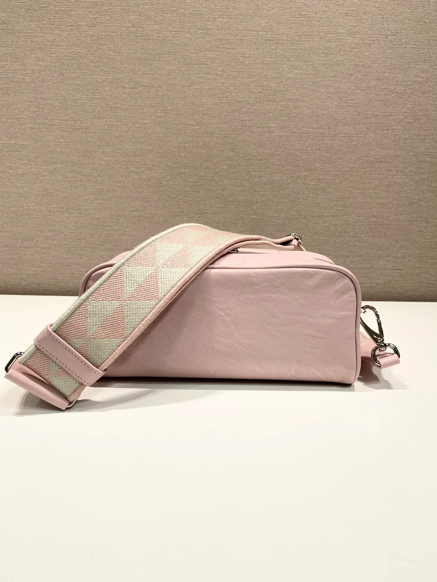💰1640🎉New Boston🎉1BH198 catwalk style🎉🎉 This casual and classic handbag is made of soft sheepskin inside and out. The hand-made pleat effect is particularly fashionable. It is equipped with a detachable printed embroidered webbing. The body is equipped with a front pocket design and large capacity. It was also unveiled in the 2023 spring and summer series fashion show. The upper body effect must be eye-catching. Babies, hurry up and get it🎉🎉 Length 22x Height 10.5x Bottom 7cm🎉