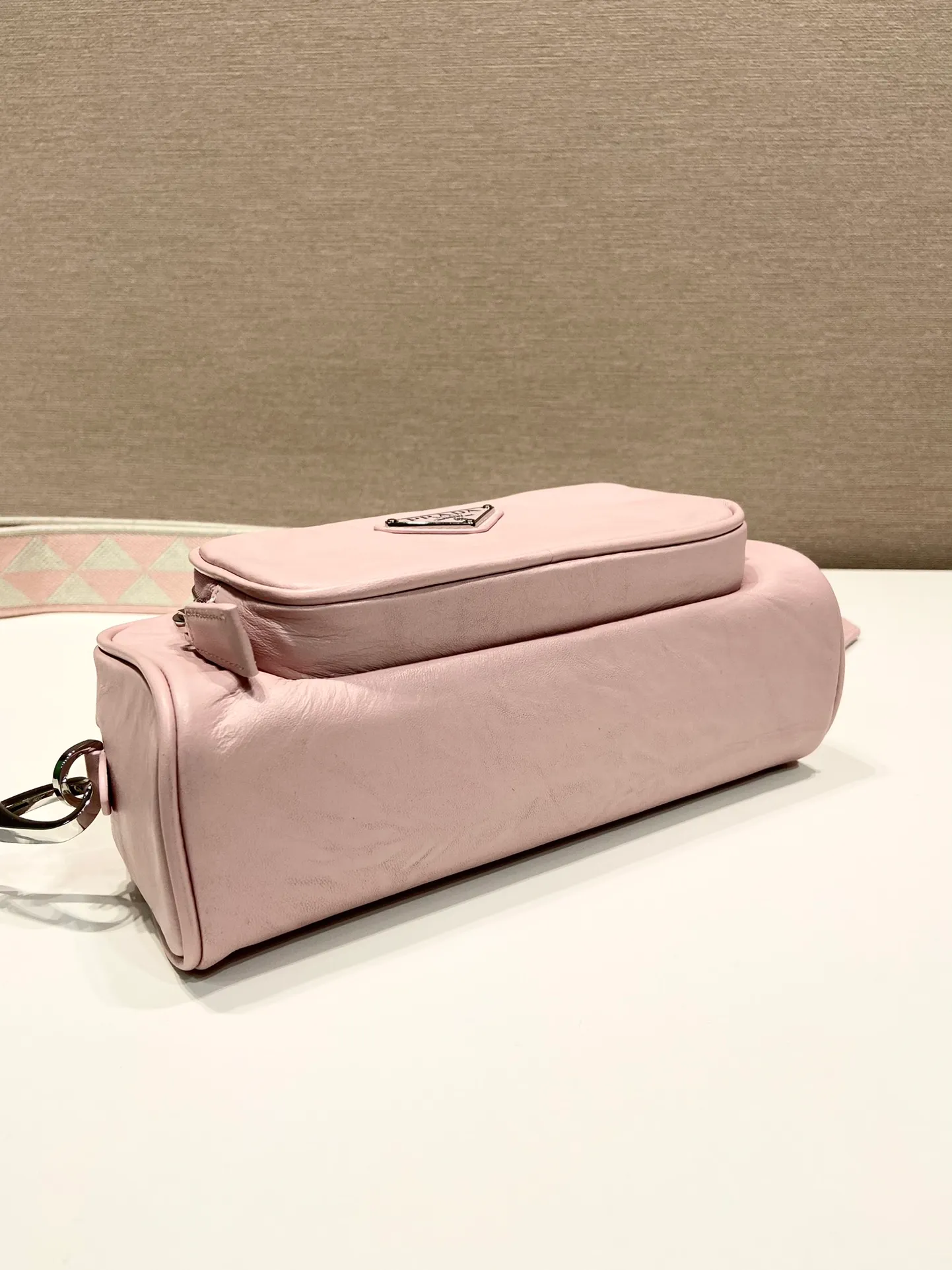 💰1640🎉New Boston🎉1BH198 catwalk style🎉🎉 This casual and classic handbag is made of soft sheepskin inside and out. The hand-made pleat effect is particularly fashionable. It is equipped with a detachable printed embroidered webbing. The body is equipped with a front pocket design and large capacity. It was also unveiled in the 2023 spring and summer series fashion show. The upper body effect must be eye-catching. Babies, hurry up and get it🎉🎉 Length 22x Height 10.5x Bottom 7cm🎉