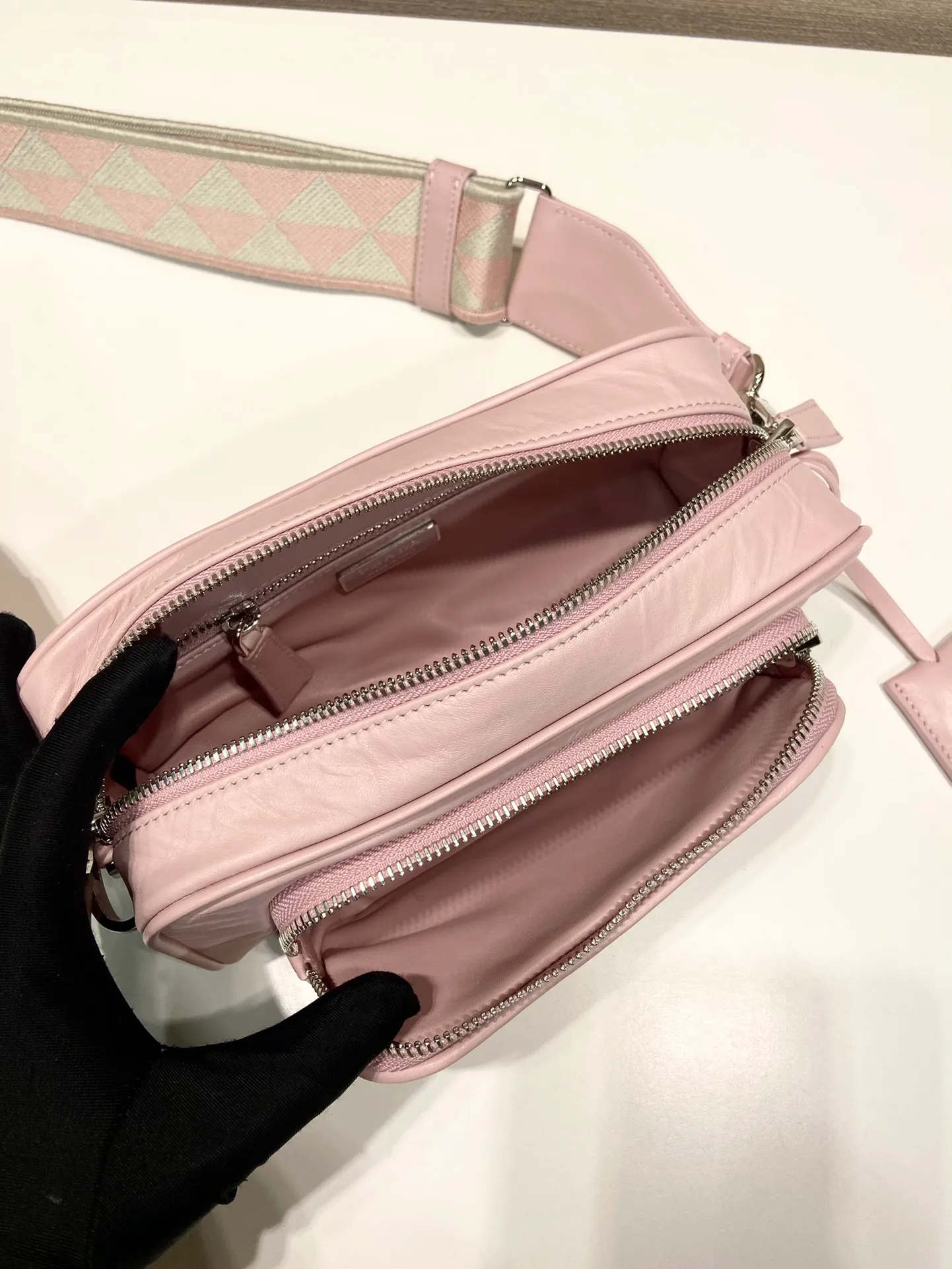 💰1640🎉New Boston🎉1BH198 catwalk style🎉🎉 This casual and classic handbag is made of soft sheepskin inside and out. The hand-made pleat effect is particularly fashionable. It is equipped with a detachable printed embroidered webbing. The body is equipped with a front pocket design and large capacity. It was also unveiled in the 2023 spring and summer series fashion show. The upper body effect must be eye-catching. Babies, hurry up and get it🎉🎉 Length 22x Height 10.5x Bottom 7cm🎉