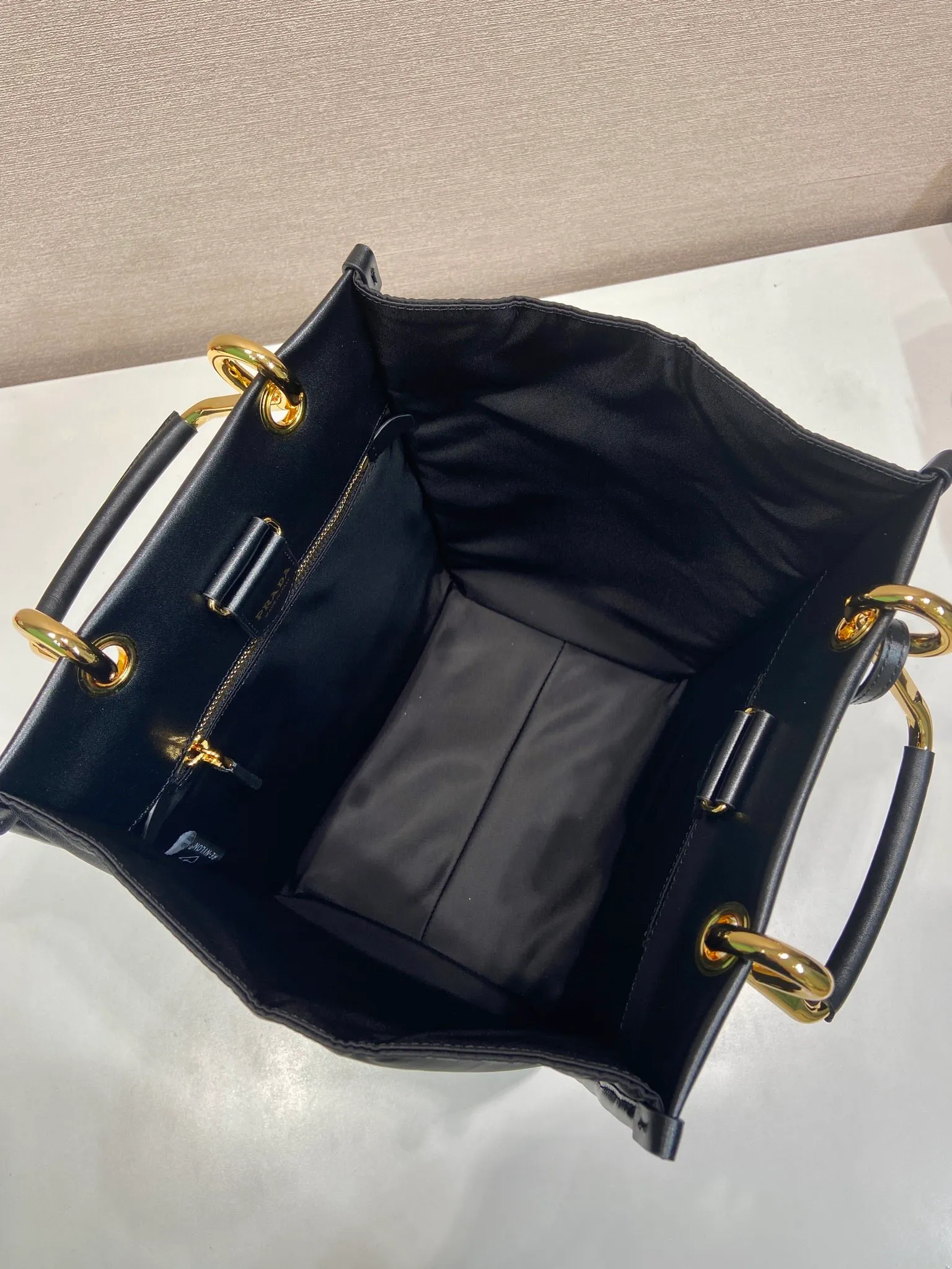 💰1320🎉New Tote Bag🎉1BG578🎉🎉 This tote bag adopts a fashionable geometric shape, combining practical Re-Nylon recycled nylon material and exquisite details. The shape is versatile, with double metal and leather handles, so you can switch between a handbag and a shoulder bag at will. Embellished with the iconic enameled triangle metal logo. It has a large capacity and is a popular style that will never go out of style🎉Babies, hurry up and get it🎉 Length 23x Height 28.5x Bottom 15cm🎉🎉🎉💰💰💰