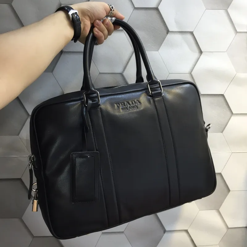 💰1900, P’s men’s bag is new again [Applause][Applause][Applause], 0901 black, top quality, made of imported calfskin, hurry up if you want it, synchronized with the counter, feels great [strong][strong][strong] 38cm long and 28cm high