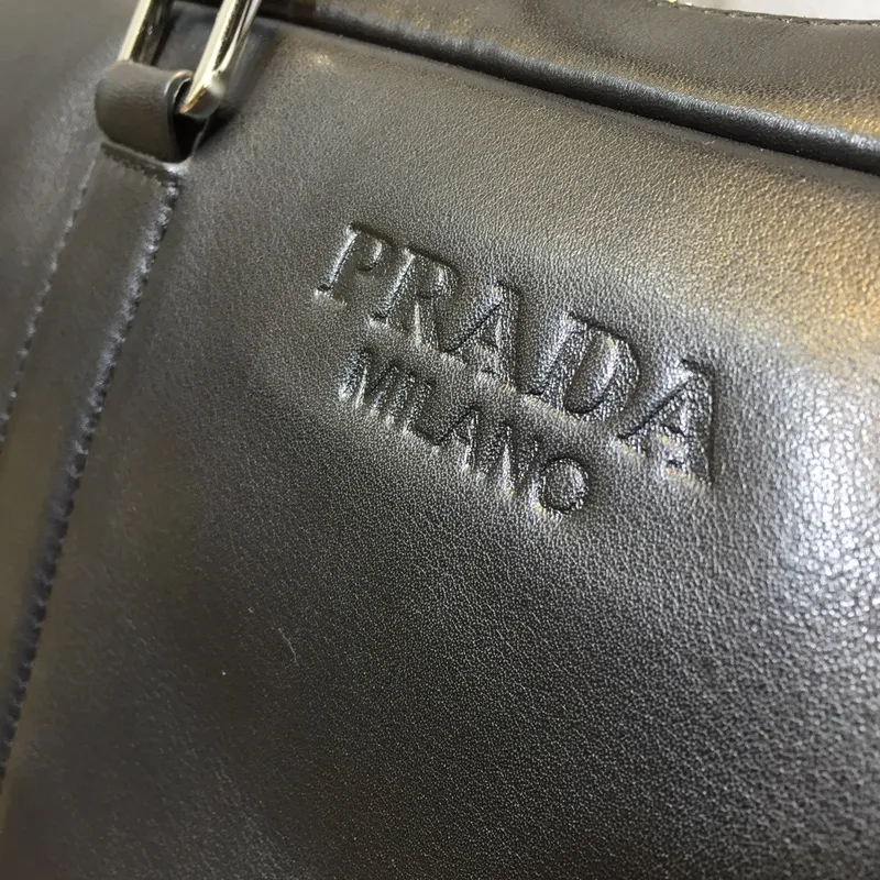 💰1900, P’s men’s bag is new again [Applause][Applause][Applause], 0901 black, top quality, made of imported calfskin, hurry up if you want it, synchronized with the counter, feels great [strong][strong][strong] 38cm long and 28cm high