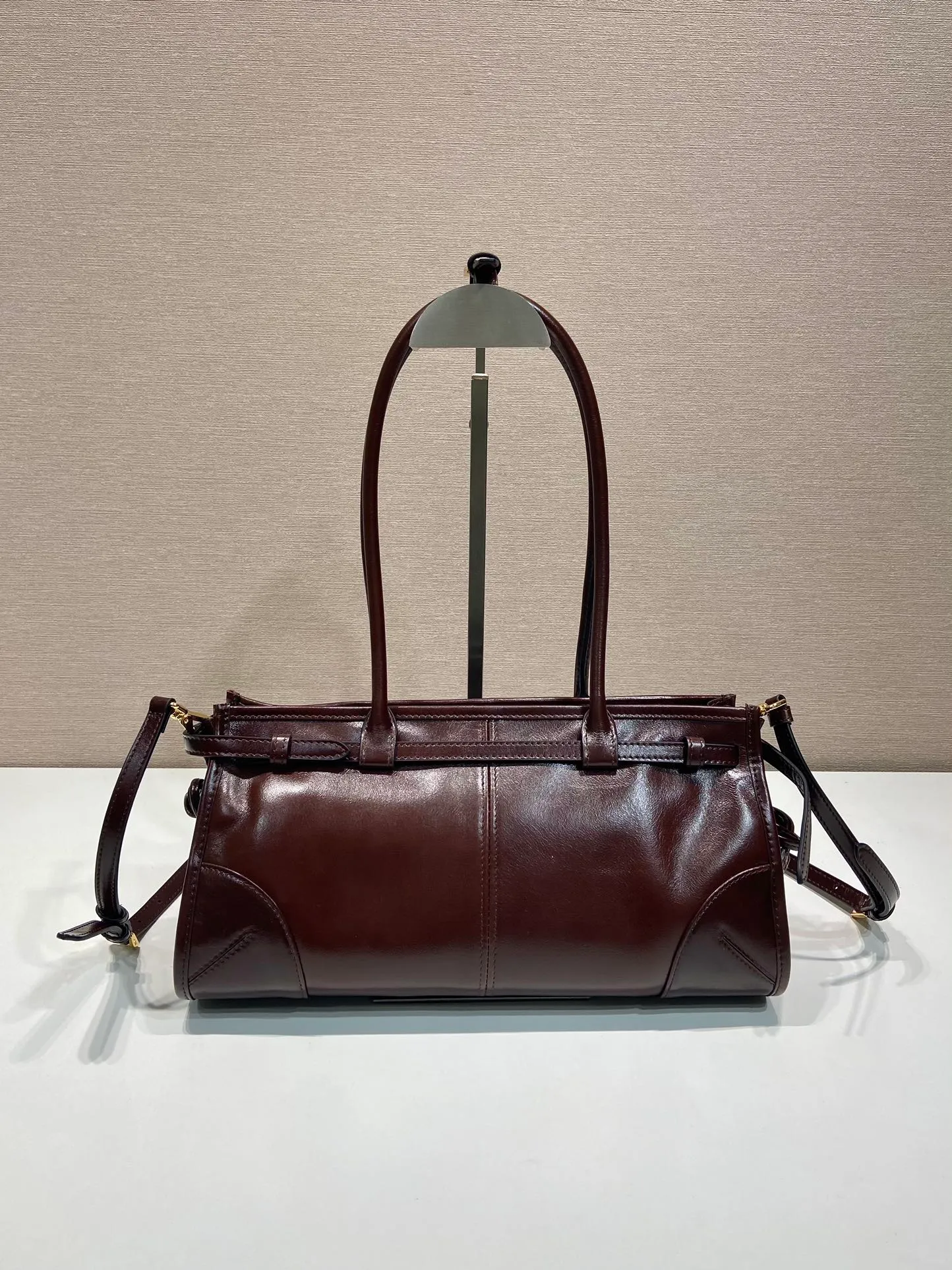 💰1840🎉LusSolf oil wax leather🎉1BA426 small new color🎉🎉 This hand-held crossbody bag is made of imported waxed leather. Its shiny color exudes a classic atmosphere. It is equipped with a detachable and adjustable long shoulder strap, which is convenient for matching on different occasions. It has a very large capacity and is easy to use. It is definitely a must-have for fashionistas. Hurry up and take this retro-style handbag home! Length 32x Height 15.5x Bottom 12cm🎉🎉🎉👏👏👏