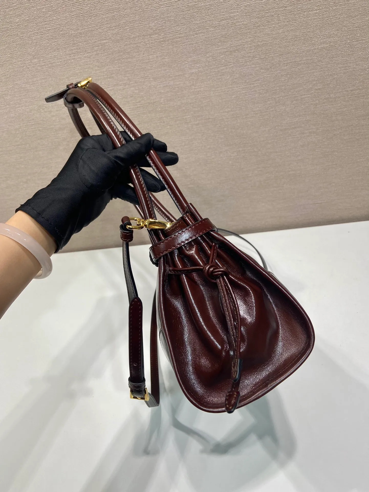 💰1840🎉LusSolf oil wax leather🎉1BA426 small new color🎉🎉 This hand-held crossbody bag is made of imported waxed leather. Its shiny color exudes a classic atmosphere. It is equipped with a detachable and adjustable long shoulder strap, which is convenient for matching on different occasions. It has a very large capacity and is easy to use. It is definitely a must-have for fashionistas. Hurry up and take this retro-style handbag home! Length 32x Height 15.5x Bottom 12cm🎉🎉🎉👏👏👏