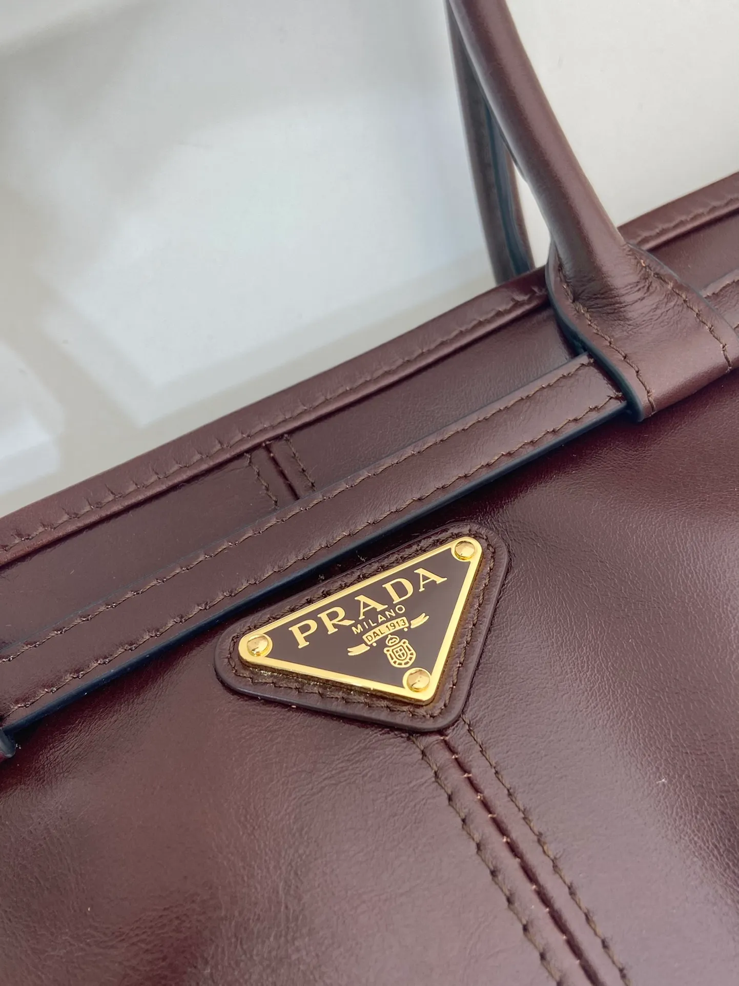 💰1840🎉LusSolf oil wax leather🎉1BA426 small new color🎉🎉 This hand-held crossbody bag is made of imported waxed leather. Its shiny color exudes a classic atmosphere. It is equipped with a detachable and adjustable long shoulder strap, which is convenient for matching on different occasions. It has a very large capacity and is easy to use. It is definitely a must-have for fashionistas. Hurry up and take this retro-style handbag home! Length 32x Height 15.5x Bottom 12cm🎉🎉🎉👏👏👏