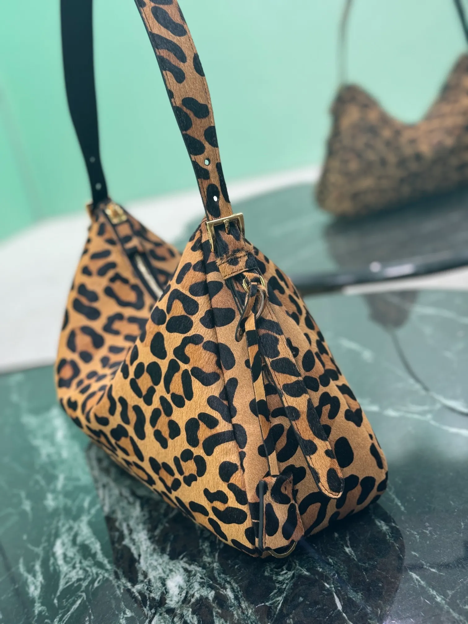💰1560🌟New leopard print handbag The design of the shoulder bag is inspired by the exploration of the Hobo silhouette. It has soft lines and a modern feel. It is made of horse fur craftsmanship. It is super versatile and can be carried in many ways. The graceful leather outline is combined with large capacity and ample space. It is equipped with a zipper bag and a slip pocket. Metal hardware accessories are embellished in it. The upper body effect is very fashionable and elegant. Dimensions: length 39x height 24x bottom 11.5cm Style number: 1BC228