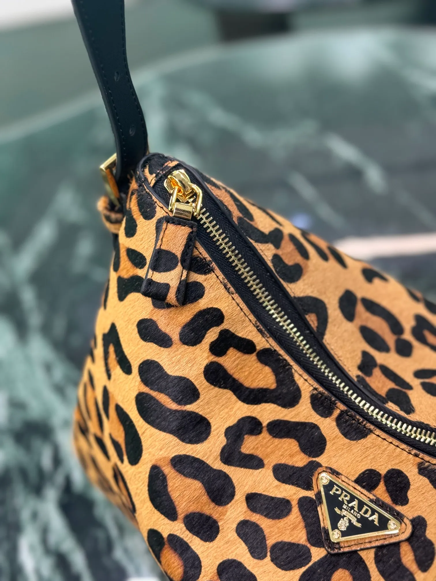 💰1560🌟New leopard print handbag The design of the shoulder bag is inspired by the exploration of the Hobo silhouette. It has soft lines and a modern feel. It is made of horse fur craftsmanship. It is super versatile and can be carried in many ways. The graceful leather outline is combined with large capacity and ample space. It is equipped with a zipper bag and a slip pocket. Metal hardware accessories are embellished in it. The upper body effect is very fashionable and elegant. Dimensions: length 39x height 24x bottom 11.5cm Style number: 1BC228