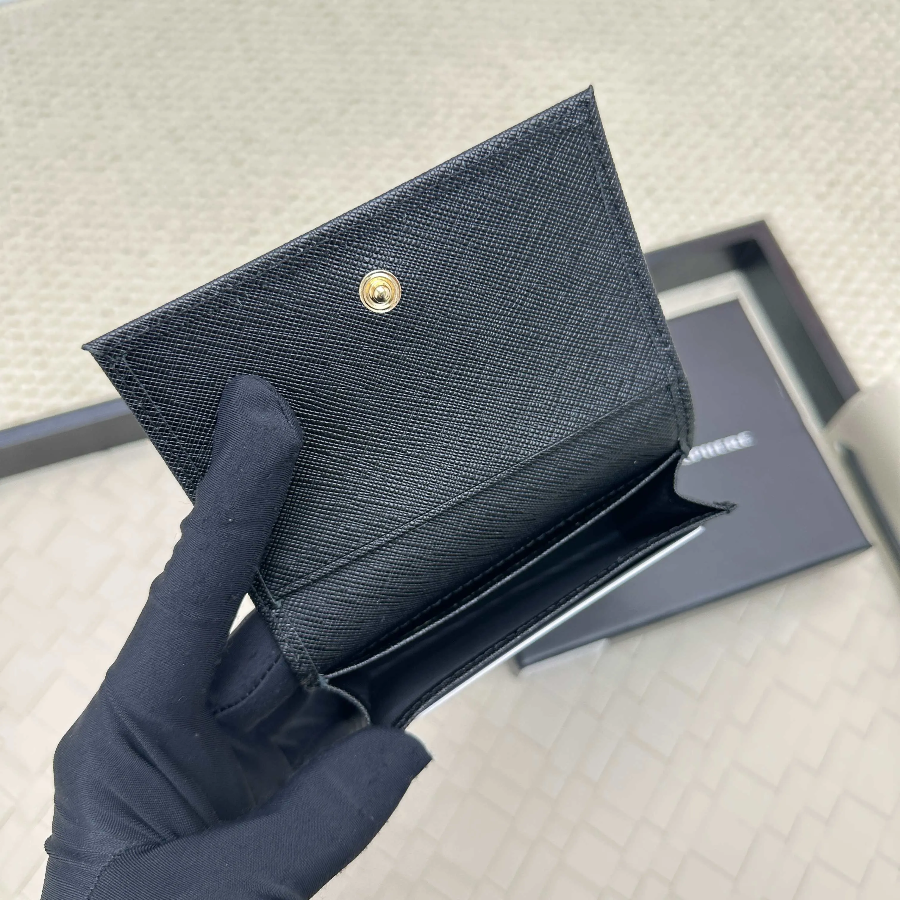 💰120 PRADA’s popular men’s card holder💼The latest style at the counter, synchronized with the official website, genuine development, model 2MC122#. Color/picture, real shot 💋 Italian top-quality original single cross-grain cowhide with excellent texture, threaded lining and imported white steel hardware accessories! Exquisite wiring, even and neat lines, smooth oil edges, size: 11cm long, 6.5cm high