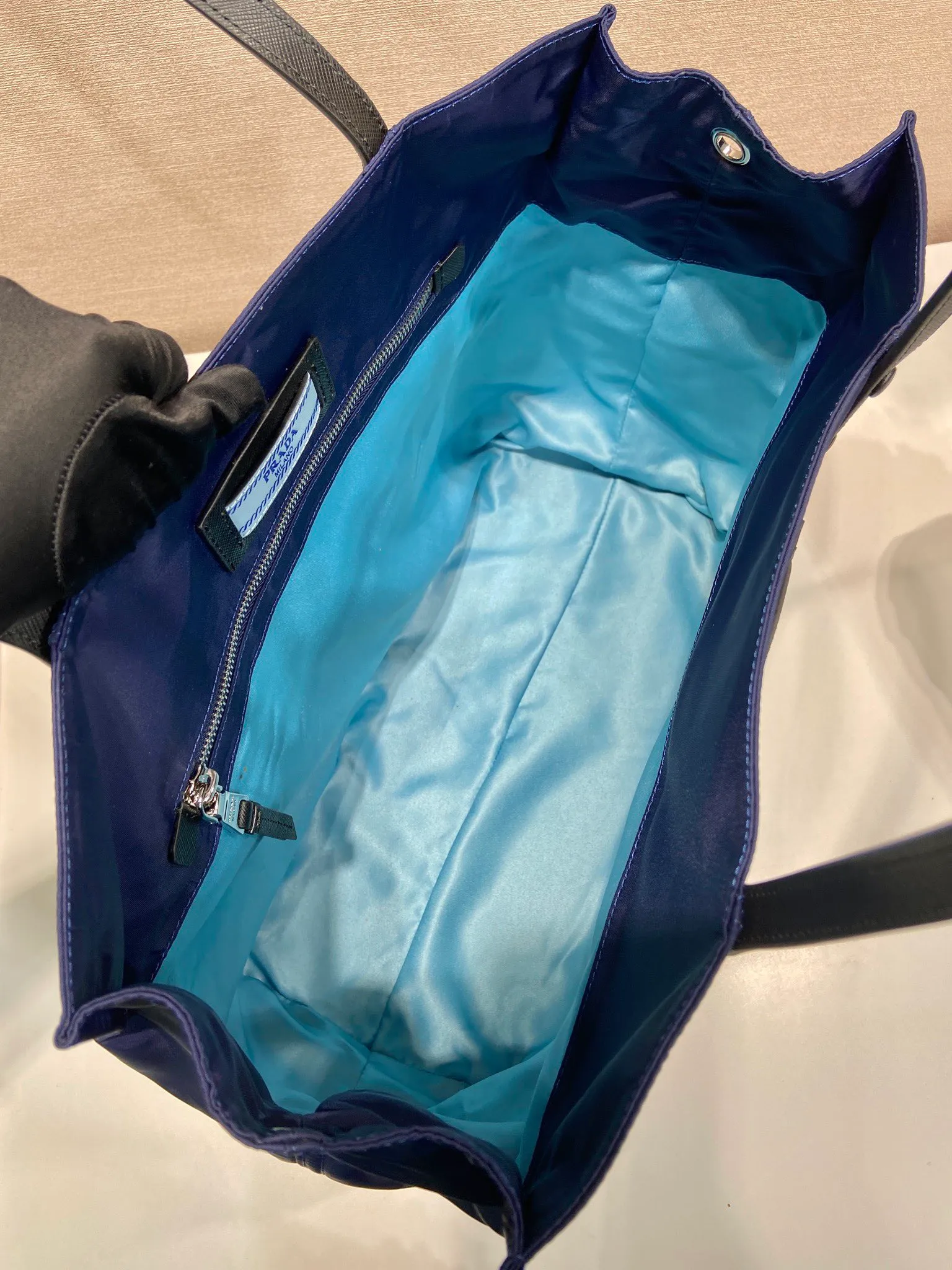 💰920, P’s new shopping bag 1BG184, original item, exclusive first release🤙🤙Made of imported nylon material, calfskin trim, leather double handles, contrasting leather logo, two zipper inner pockets, contrasting nylon lining. 165 OEM code. Lightweight and practical, ladies, hurry up and get it🙋🏻🙋🏻Length 40x Height 34x Bottom 16cm.💪🏾💪🏾💪🏾💰💰💰