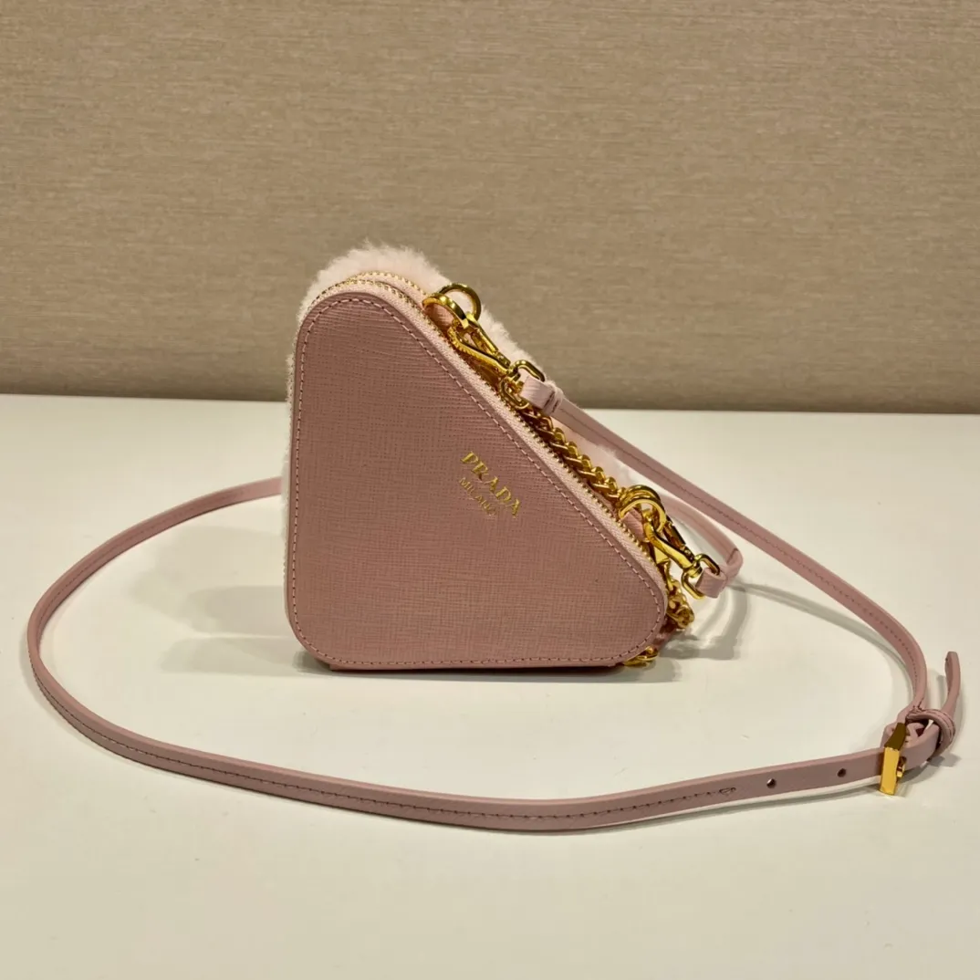 💰920🎉Gemini triangle bag🎉1NR015 new product😘Goat wool This two-in-one twin bag has a very unique design and can be disassembled into 2 bags🎉🎉. The body of the bag is made of goat hair, which is perfect🎉🎉. One can be carried by hand and the other can be worn as a crossbody. It can also be combined😘😘Another hot new product🎉 If you like babies, hurry up and get it🎉🎉 Length 15x height 10x bottom 5cm🎉🎉🎉👏👏👏