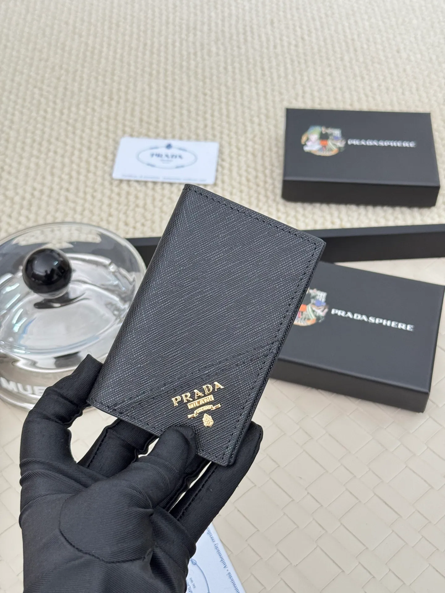 💰120 prada cross pattern unisex card holder, can be placed in pockets, bags, and can be held in hand, made of cross pattern imported calfskin, pocket card holder, can hold change, 6 card slots, simple and elegant fashion trend. Model 2MC101, color as shown in the picture, size 11×7cm,