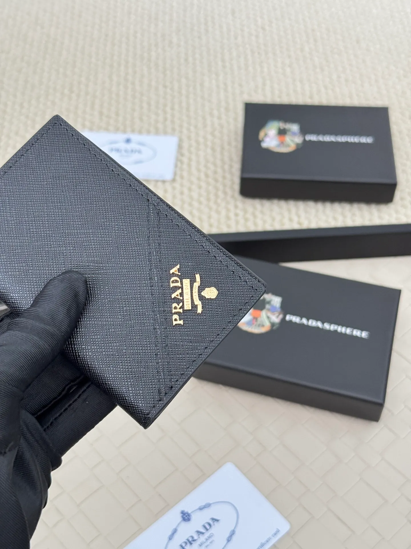 💰120 prada cross pattern unisex card holder, can be placed in pockets, bags, and can be held in hand, made of cross pattern imported calfskin, pocket card holder, can hold change, 6 card slots, simple and elegant fashion trend. Model 2MC101, color as shown in the picture, size 11×7cm,