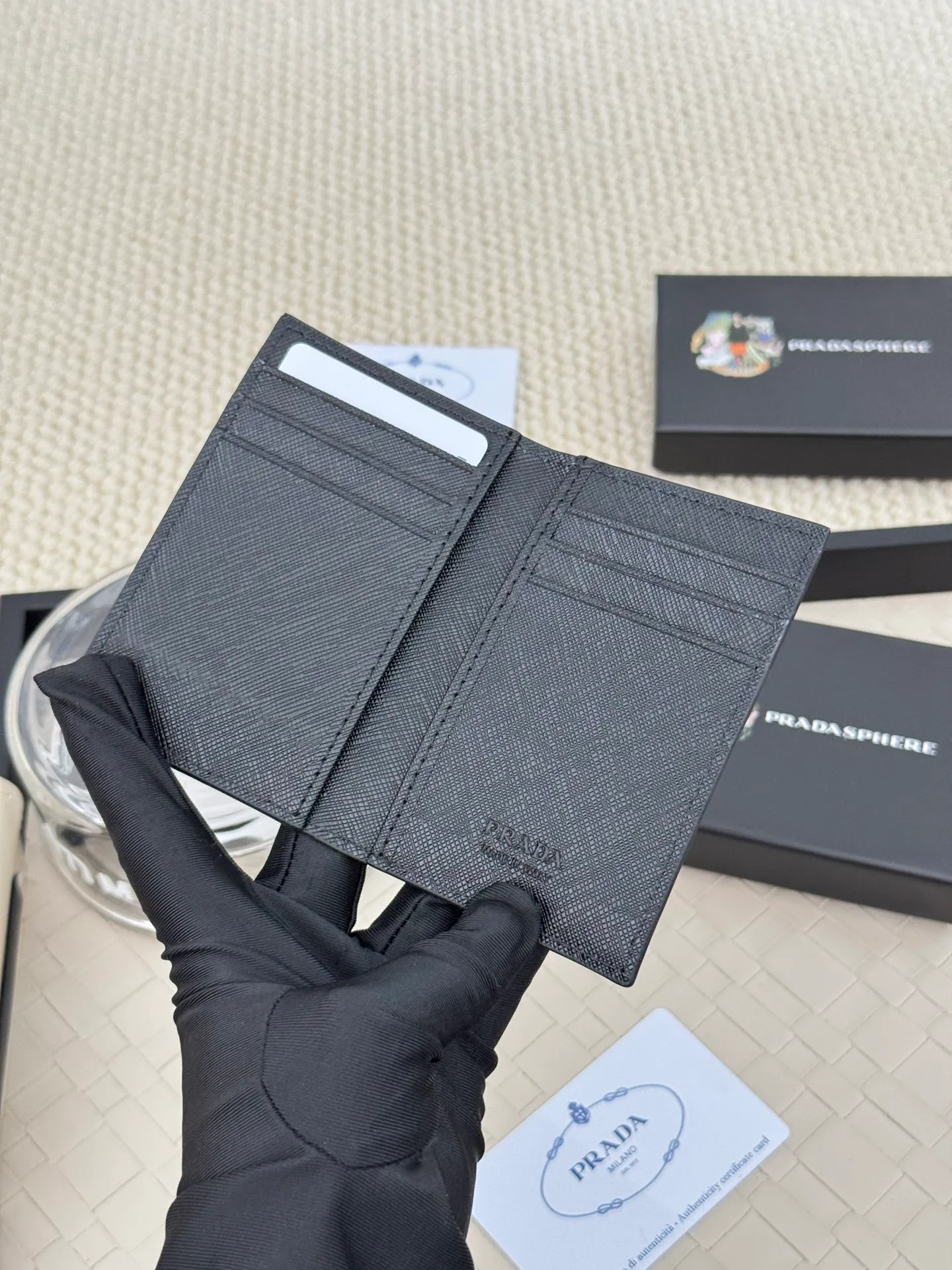 💰120 prada cross pattern unisex card holder, can be placed in pockets, bags, and can be held in hand, made of cross pattern imported calfskin, pocket card holder, can hold change, 6 card slots, simple and elegant fashion trend. Model 2MC101, color as shown in the picture, size 11×7cm,