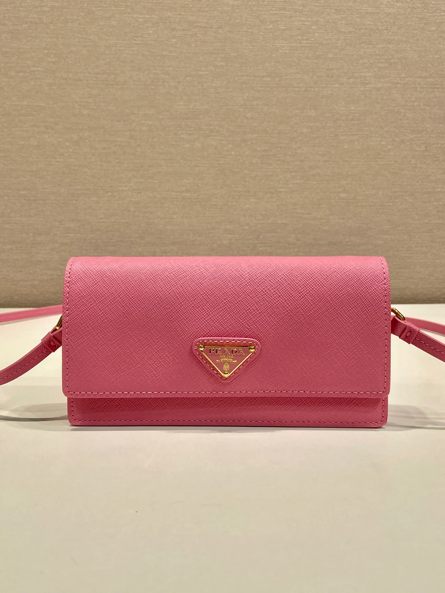 💰780🎉New mini handbag🎉1NF059 mobile phone bag🎉🎉 This mini handbag is made of Saffiano leather material, with simple and elegant geometric shape and charm, and flip-top magnetic buckle design. Detachable and adjustable leather shoulder strap with internal clip. Also doubles as a handbag/wallet. It has strong functionality and is a popular style that will never go out of style. Baby, hurry up and get it🎉🎉 Length 18x Height 9.5x Bottom 3cm🎉🎉🎉💰💰💰