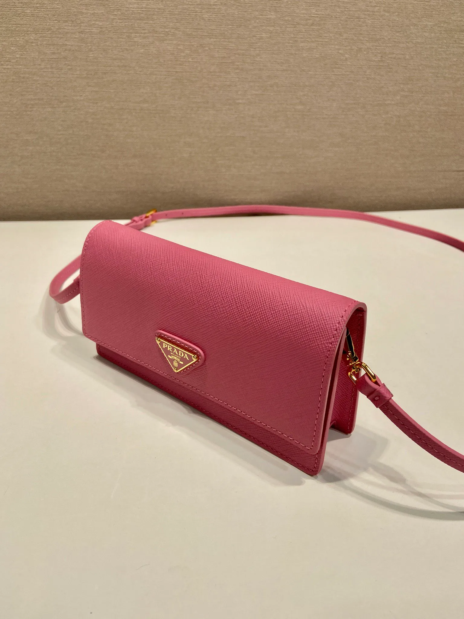 💰780🎉New mini handbag🎉1NF059 mobile phone bag🎉🎉 This mini handbag is made of Saffiano leather material, with simple and elegant geometric shape and charm, and flip-top magnetic buckle design. Detachable and adjustable leather shoulder strap with internal clip. Also doubles as a handbag/wallet. It has strong functionality and is a popular style that will never go out of style. Baby, hurry up and get it🎉🎉 Length 18x Height 9.5x Bottom 3cm🎉🎉🎉💰💰💰