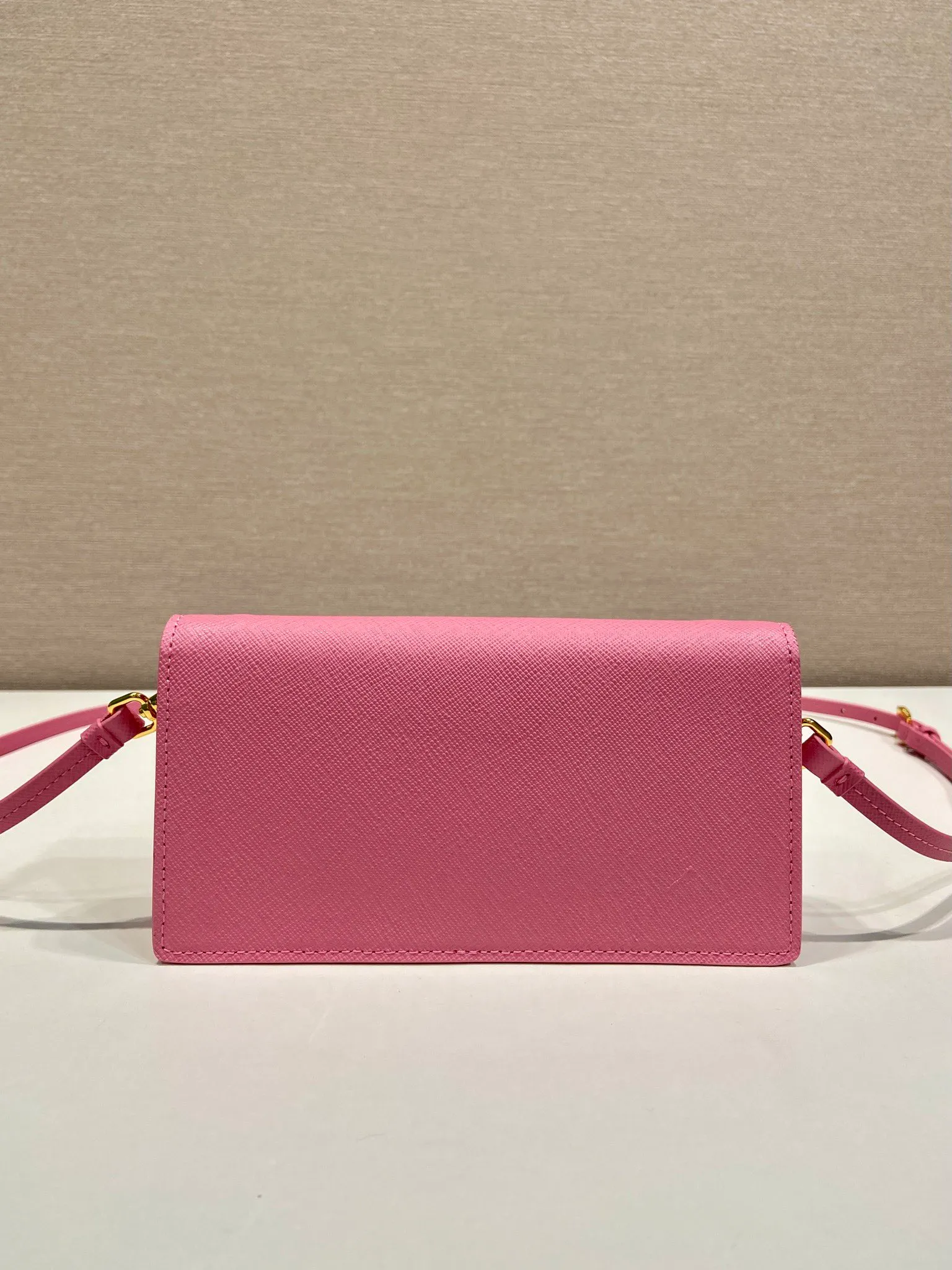 💰780🎉New mini handbag🎉1NF059 mobile phone bag🎉🎉 This mini handbag is made of Saffiano leather material, with simple and elegant geometric shape and charm, and flip-top magnetic buckle design. Detachable and adjustable leather shoulder strap with internal clip. Also doubles as a handbag/wallet. It has strong functionality and is a popular style that will never go out of style. Baby, hurry up and get it🎉🎉 Length 18x Height 9.5x Bottom 3cm🎉🎉🎉💰💰💰