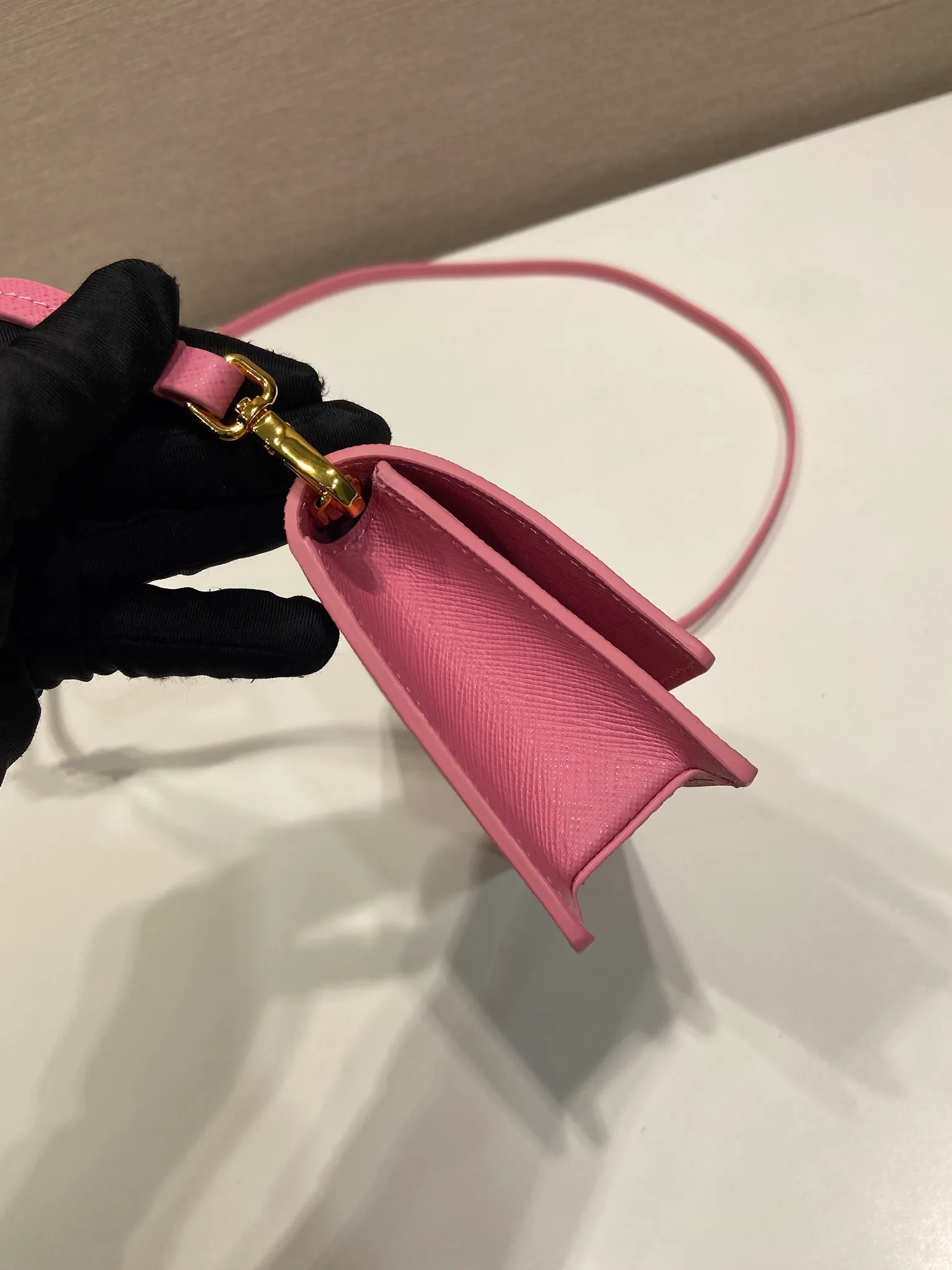 💰780🎉New mini handbag🎉1NF059 mobile phone bag🎉🎉 This mini handbag is made of Saffiano leather material, with simple and elegant geometric shape and charm, and flip-top magnetic buckle design. Detachable and adjustable leather shoulder strap with internal clip. Also doubles as a handbag/wallet. It has strong functionality and is a popular style that will never go out of style. Baby, hurry up and get it🎉🎉 Length 18x Height 9.5x Bottom 3cm🎉🎉🎉💰💰💰