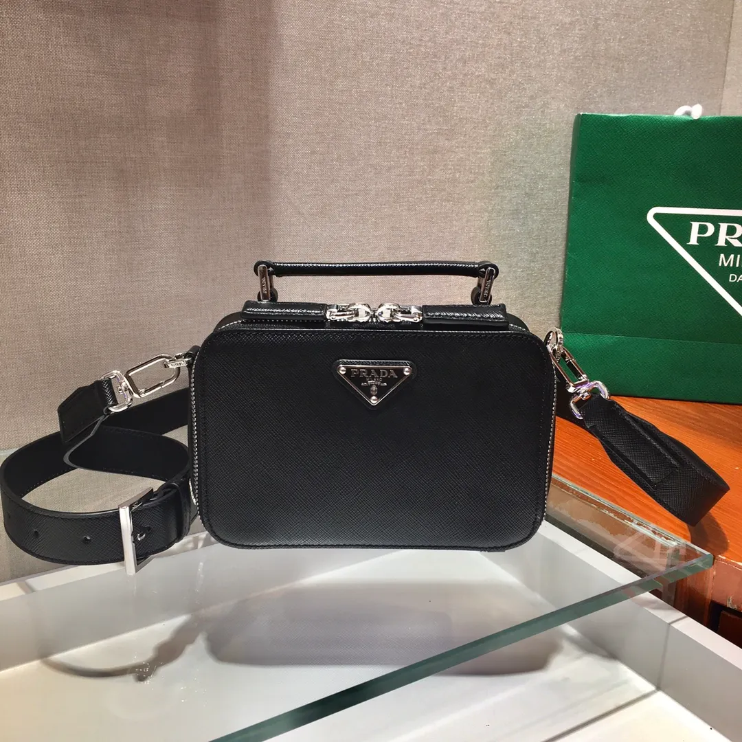 💰1360✨New camera bag✨2VH070 portable, new box-shaped camera bag , a pack of dual-use handbags/crossbody😘The triangular enamel logo brings out the elegant temperament, it is made of imported cross-grain cowhide leather👏brushed hardware👍The upper body effect is particularly cool, it has a bit of a retro camera bag👏👏It can be matched with all kinds of clothes😘😘Unisex👦🏻👧🏻Large space👍Hurry up and get it Length 18X height 12X bottom 5.5cm🎉🎉🎉💰💰💰