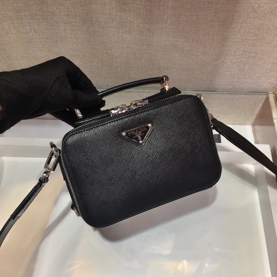 💰1360✨New camera bag✨2VH070 portable, new box-shaped camera bag , a pack of dual-use handbags/crossbody😘The triangular enamel logo brings out the elegant temperament, it is made of imported cross-grain cowhide leather👏brushed hardware👍The upper body effect is particularly cool, it has a bit of a retro camera bag👏👏It can be matched with all kinds of clothes😘😘Unisex👦🏻👧🏻Large space👍Hurry up and get it Length 18X height 12X bottom 5.5cm🎉🎉🎉💰💰💰