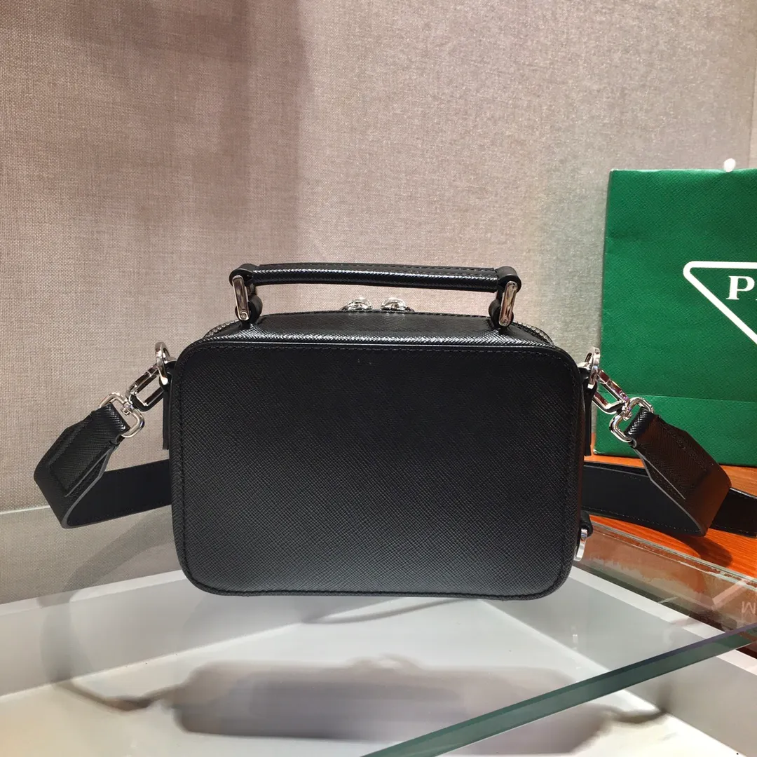 💰1360✨New camera bag✨2VH070 portable, new box-shaped camera bag , a pack of dual-use handbags/crossbody😘The triangular enamel logo brings out the elegant temperament, it is made of imported cross-grain cowhide leather👏brushed hardware👍The upper body effect is particularly cool, it has a bit of a retro camera bag👏👏It can be matched with all kinds of clothes😘😘Unisex👦🏻👧🏻Large space👍Hurry up and get it Length 18X height 12X bottom 5.5cm🎉🎉🎉💰💰💰