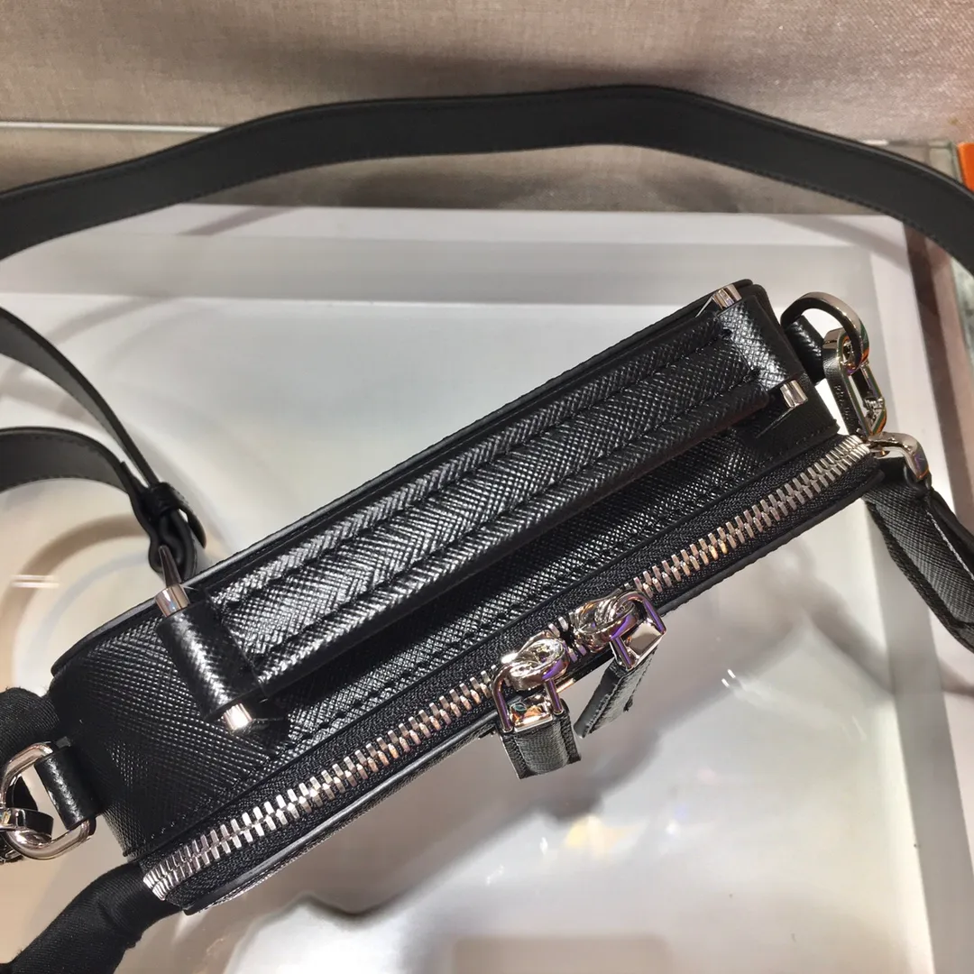 💰1360✨New camera bag✨2VH070 portable, new box-shaped camera bag , a pack of dual-use handbags/crossbody😘The triangular enamel logo brings out the elegant temperament, it is made of imported cross-grain cowhide leather👏brushed hardware👍The upper body effect is particularly cool, it has a bit of a retro camera bag👏👏It can be matched with all kinds of clothes😘😘Unisex👦🏻👧🏻Large space👍Hurry up and get it Length 18X height 12X bottom 5.5cm🎉🎉🎉💰💰💰