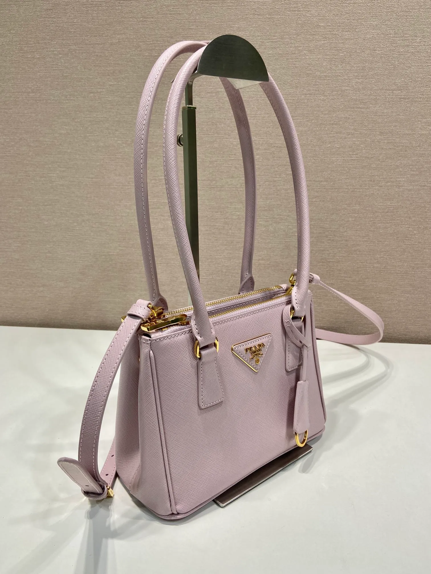 💰1760🎉mini killer bag🎉1BA906 long handle🎉🎉 This mini killer bag with long handle is made of imported cross-grain cowhide and top brushed hardware. The handbag is simple, elegant and practical in design. The Galleria handbag fully embodies the definition of "classic". It is equipped with a detachable long shoulder strap, which can be carried on the shoulder, hand-carried or cross-body. It is a multi-functional long-handle style. It is another popular style that will never go out of style. Ladies and sisters, hurry up and get it. 🎉Length 20xH13.5xH 9.5cm🎉🎉🎉👏👏👏