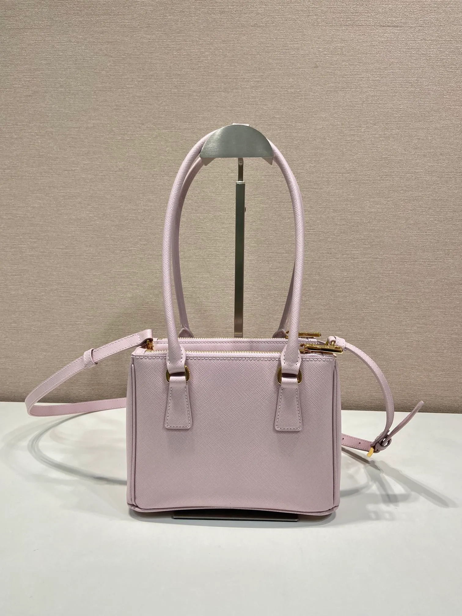 💰1760🎉mini killer bag🎉1BA906 long handle🎉🎉 This mini killer bag with long handle is made of imported cross-grain cowhide and top brushed hardware. The handbag is simple, elegant and practical in design. The Galleria handbag fully embodies the definition of "classic". It is equipped with a detachable long shoulder strap, which can be carried on the shoulder, hand-carried or cross-body. It is a multi-functional long-handle style. It is another popular style that will never go out of style. Ladies and sisters, hurry up and get it. 🎉Length 20xH13.5xH 9.5cm🎉🎉🎉👏👏👏