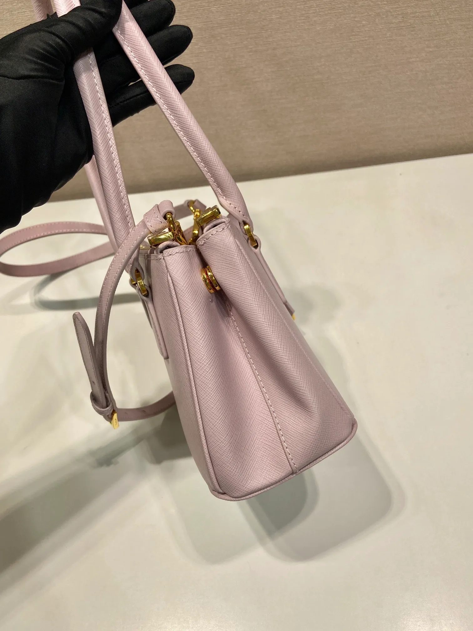 💰1760🎉mini killer bag🎉1BA906 long handle🎉🎉 This mini killer bag with long handle is made of imported cross-grain cowhide and top brushed hardware. The handbag is simple, elegant and practical in design. The Galleria handbag fully embodies the definition of "classic". It is equipped with a detachable long shoulder strap, which can be carried on the shoulder, hand-carried or cross-body. It is a multi-functional long-handle style. It is another popular style that will never go out of style. Ladies and sisters, hurry up and get it. 🎉Length 20xH13.5xH 9.5cm🎉🎉🎉👏👏👏